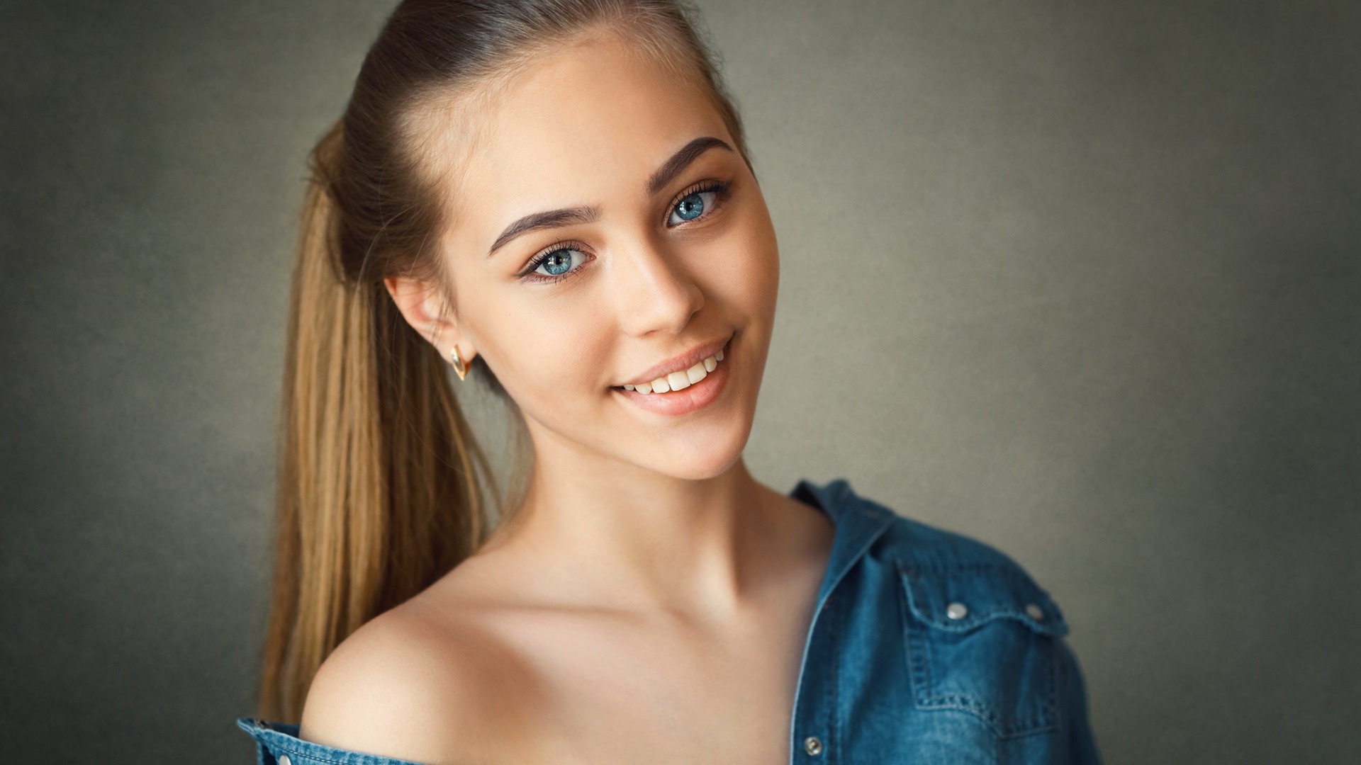 Woman with blue eyes and blonde ponytail HD Wallpaper