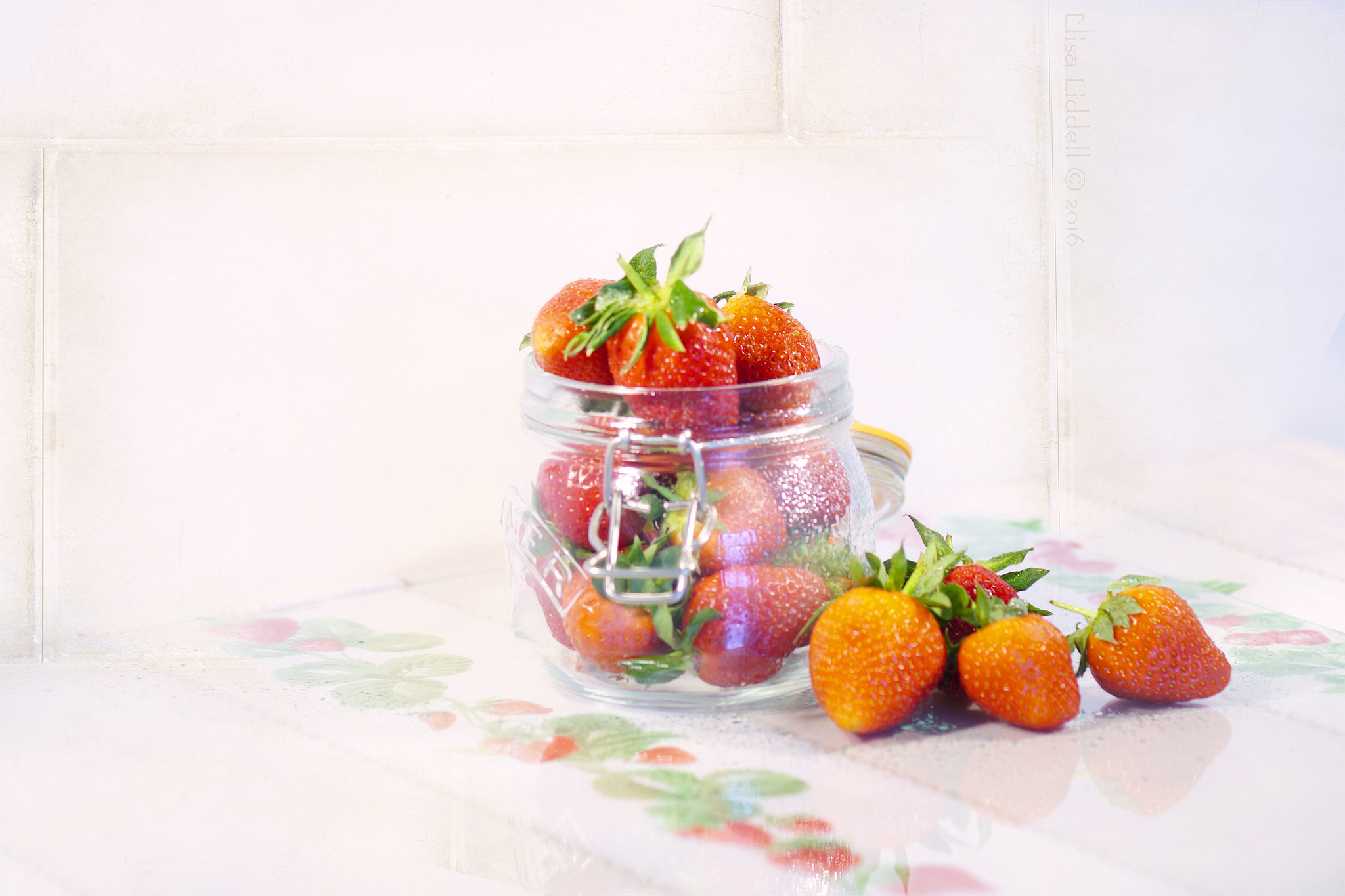 Strawberries in a jar HD Wallpaper