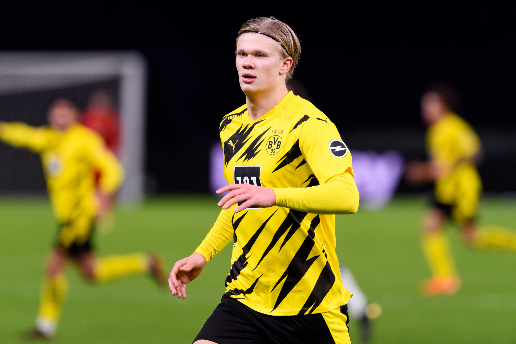 Erling Haaland playing soccer for Borussia Dortmund HD Wallpaper