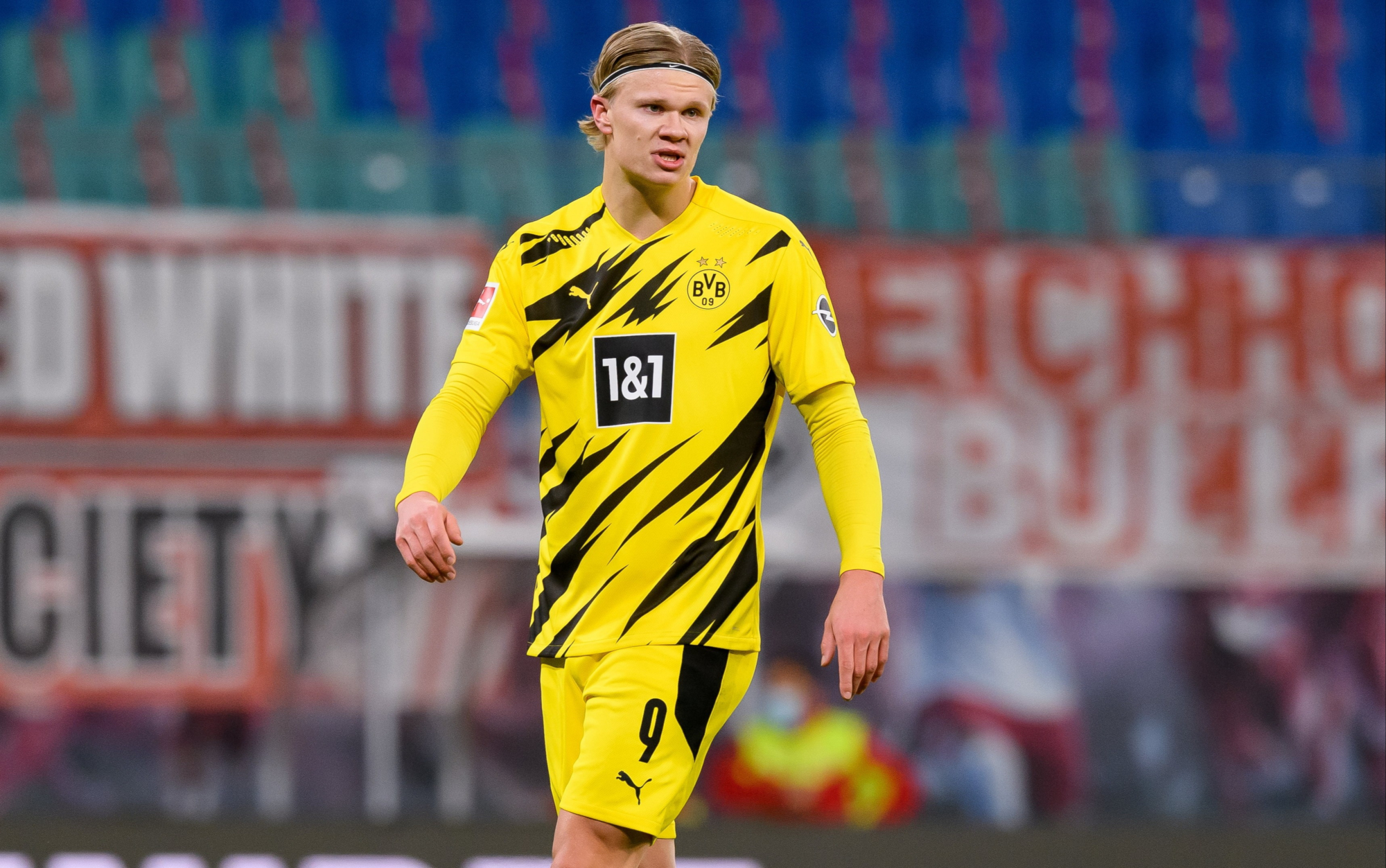 Erling Haaland in Borussia Dortmund uniform HD Wallpaper