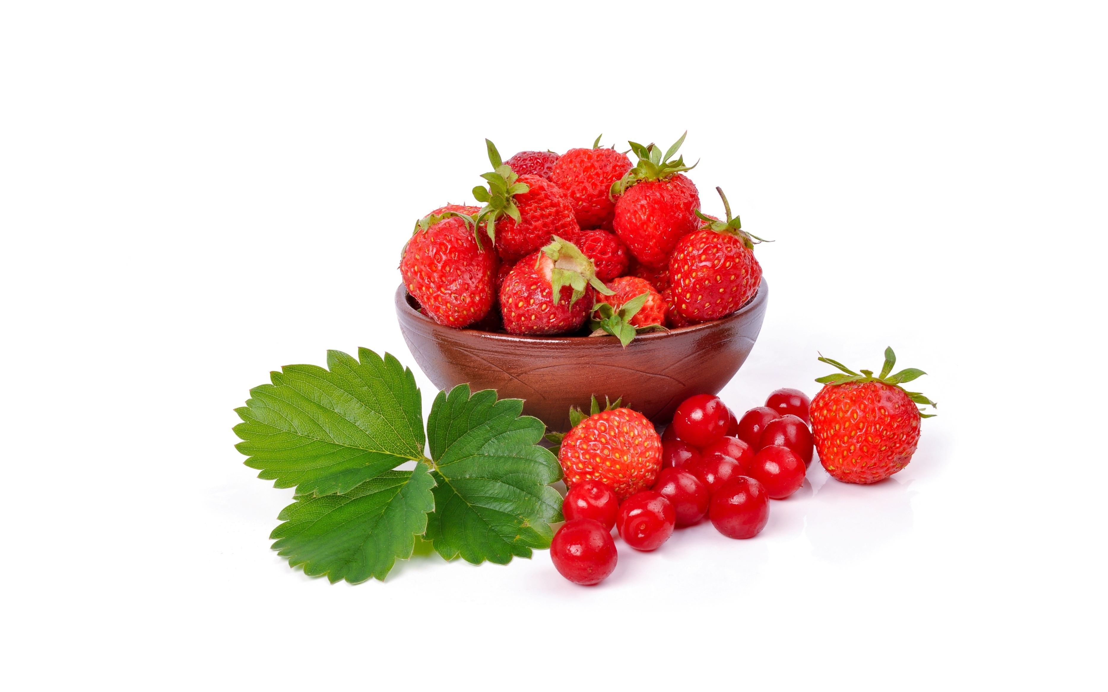 Strawberries and cherries in a bowl with a leaf HD Wallpaper