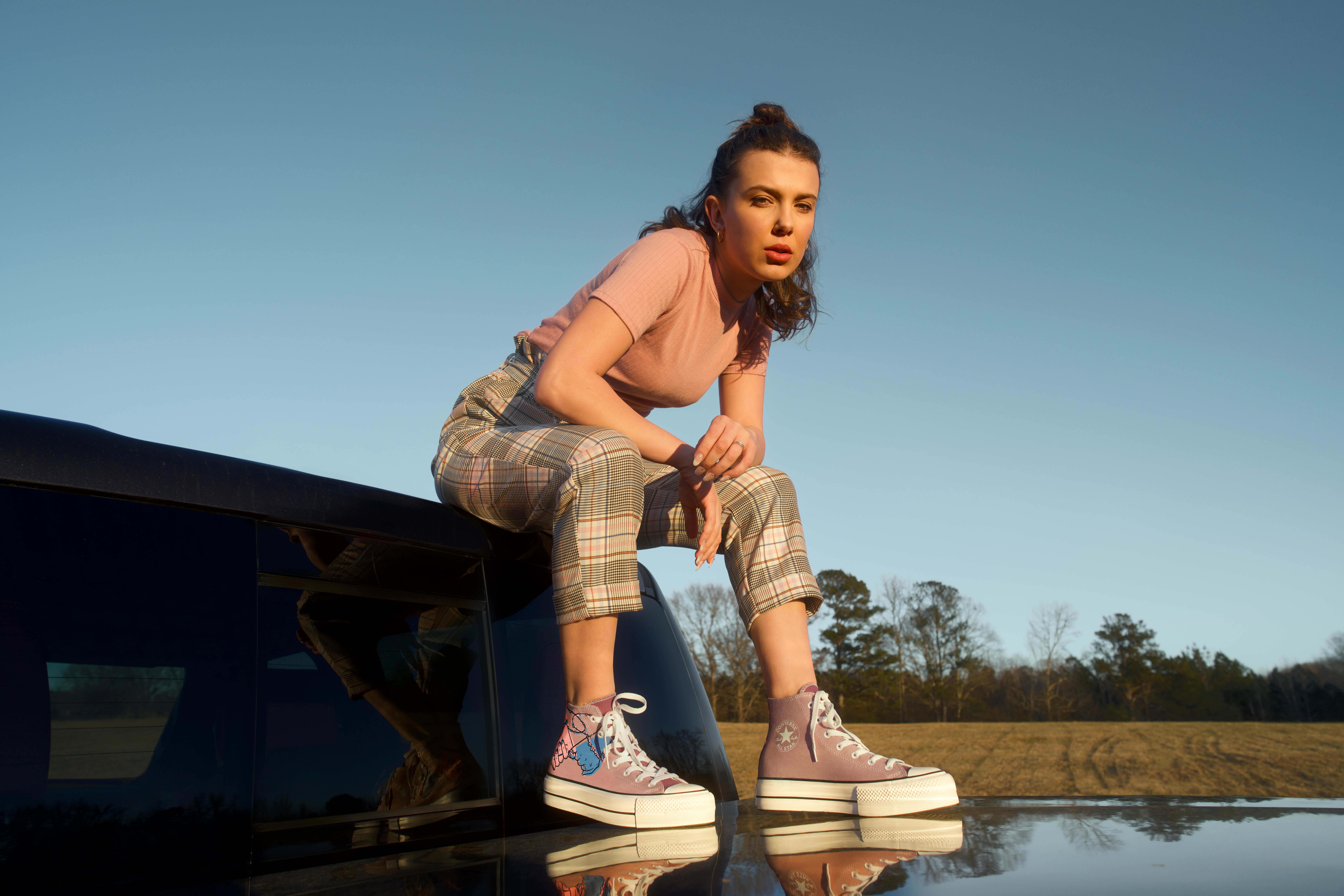 Millie Bobby Brown wearing Converse HD Wallpaper