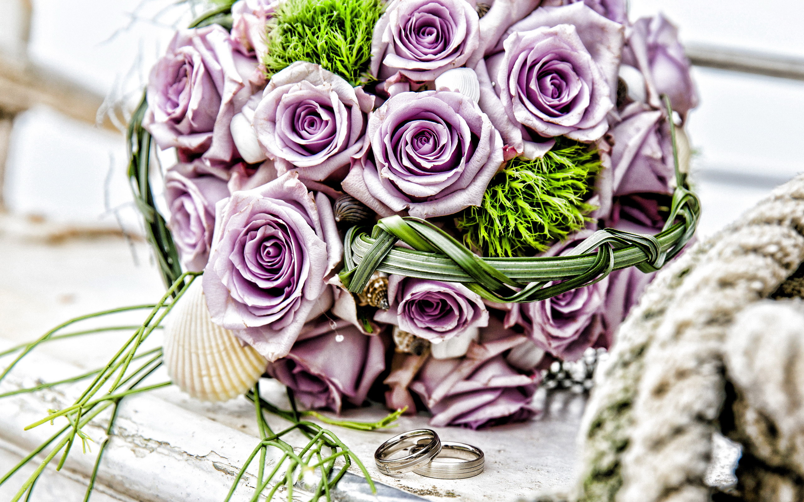 Wedding bouquet with purple roses and rings HD Wallpaper