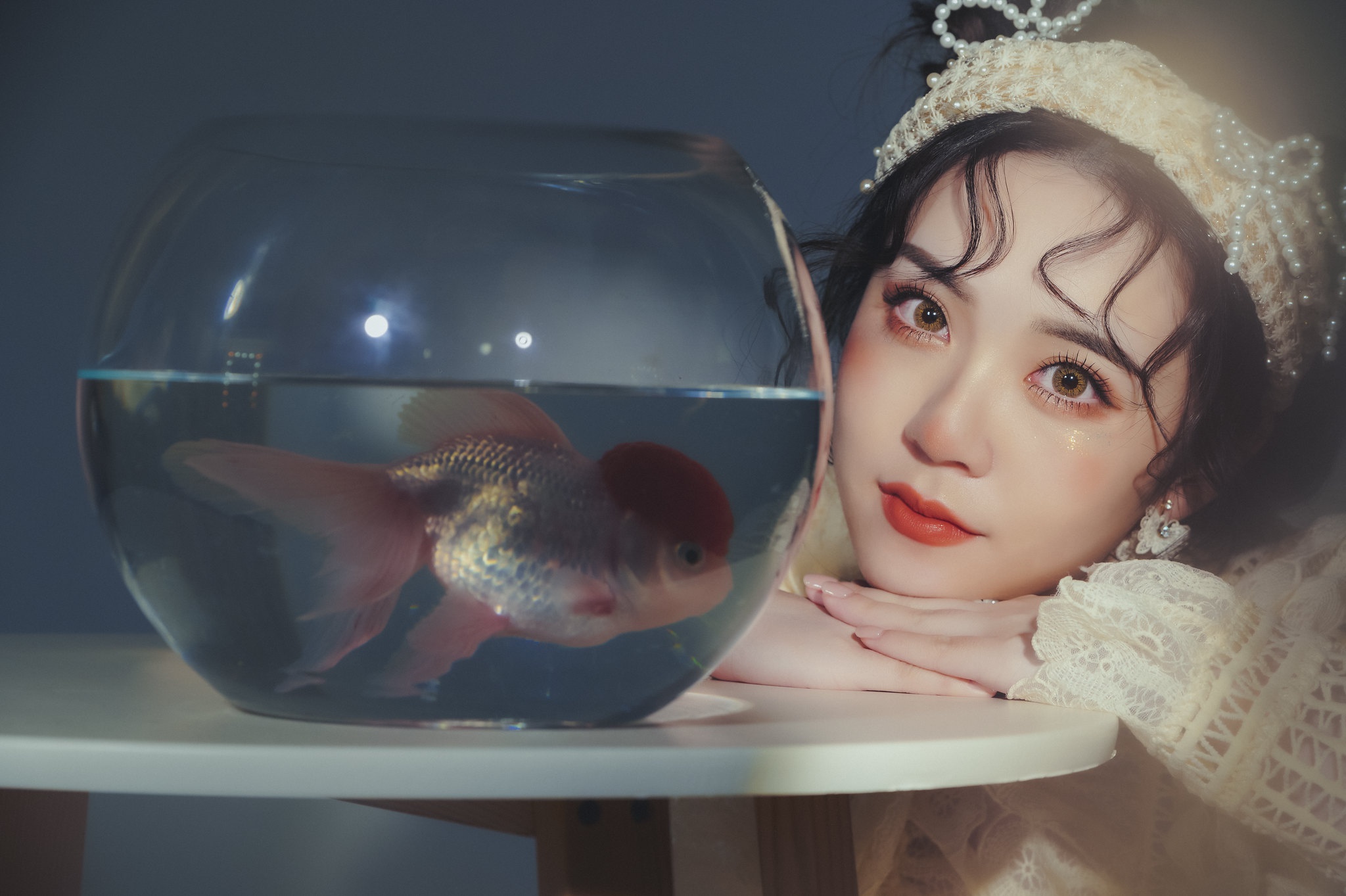 Woman with goldfish in a bowl HD Wallpaper