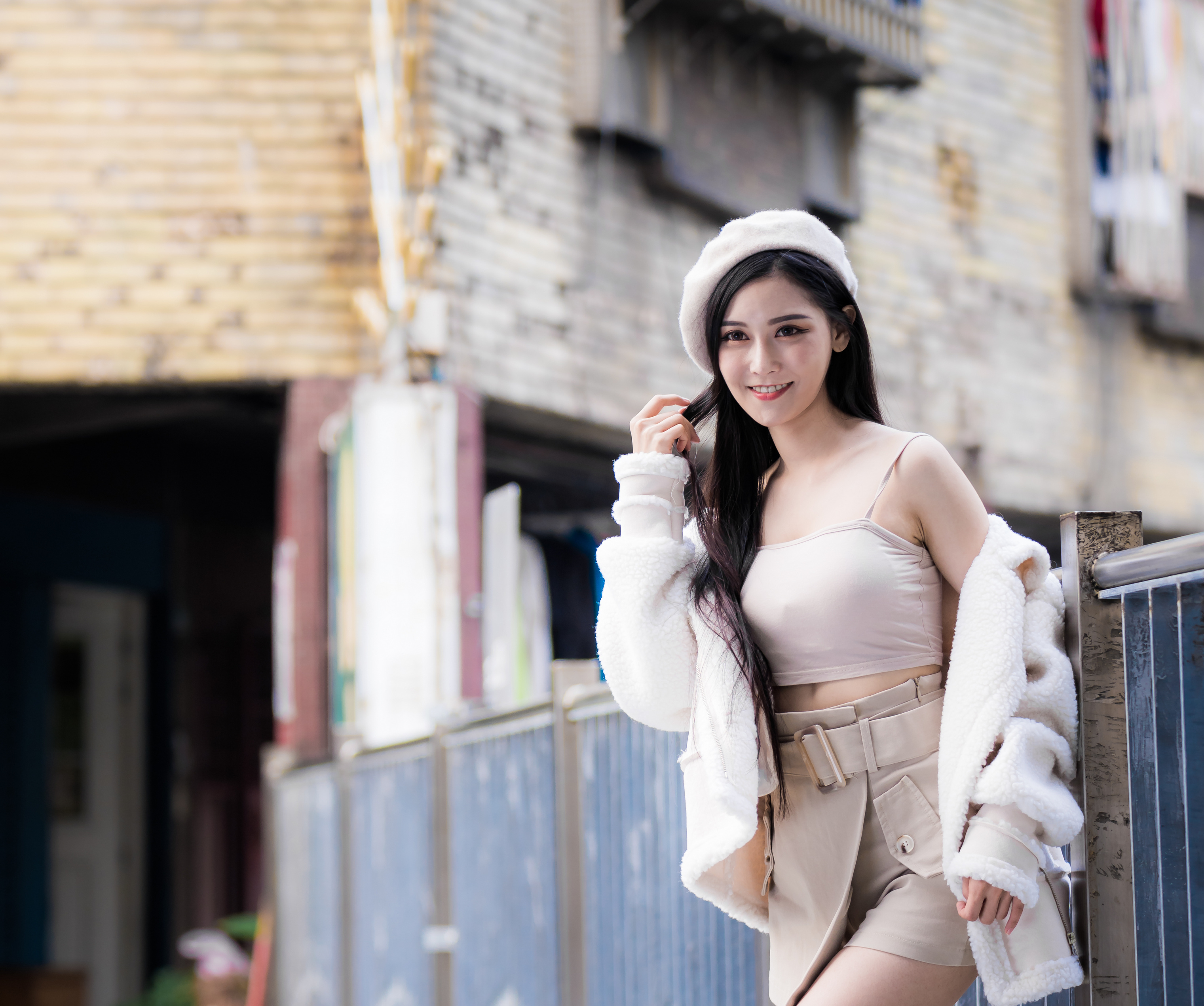 Woman wearing a white beret and jacket HD Wallpaper