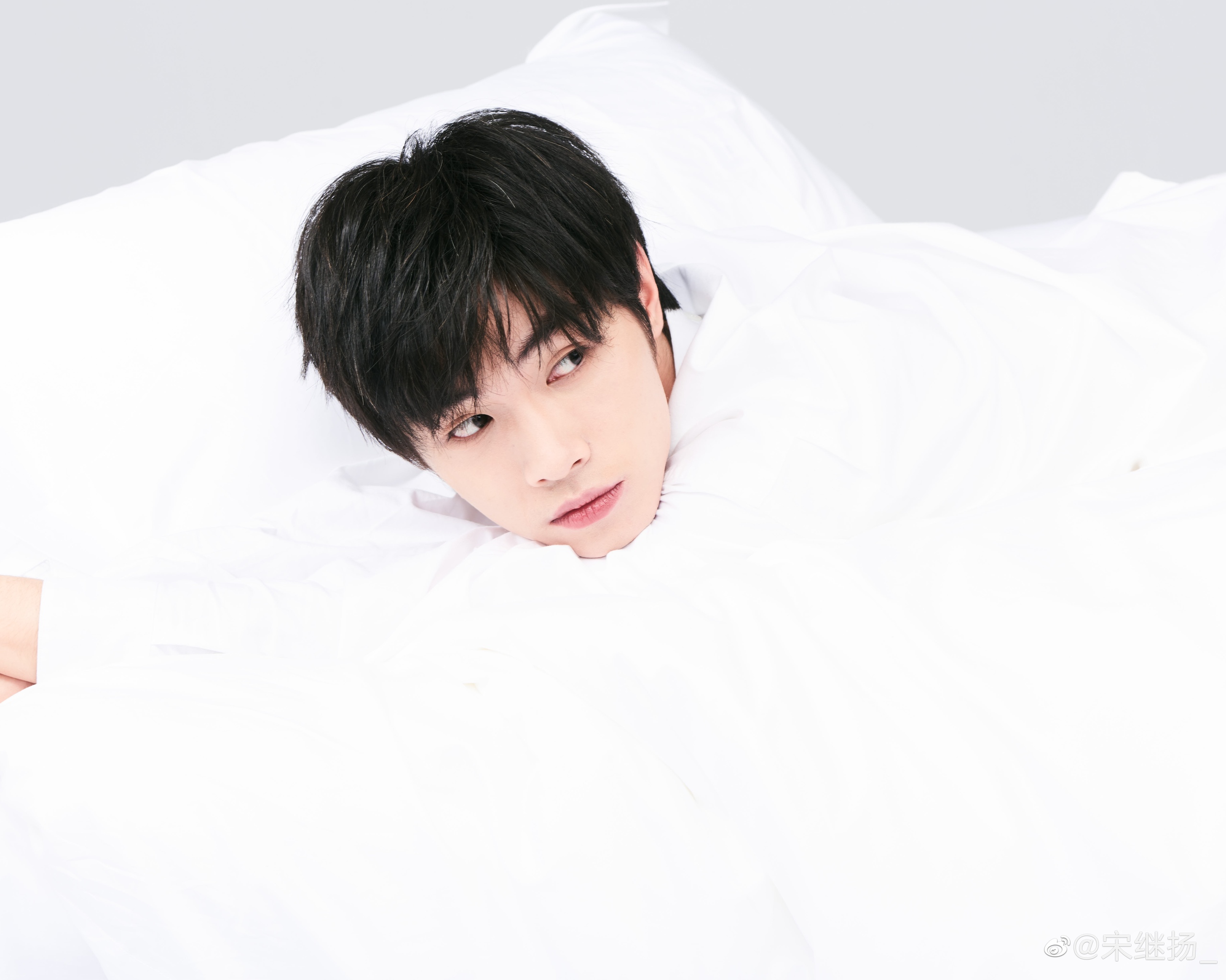 Song Ji Yang in white shirt HD Wallpaper