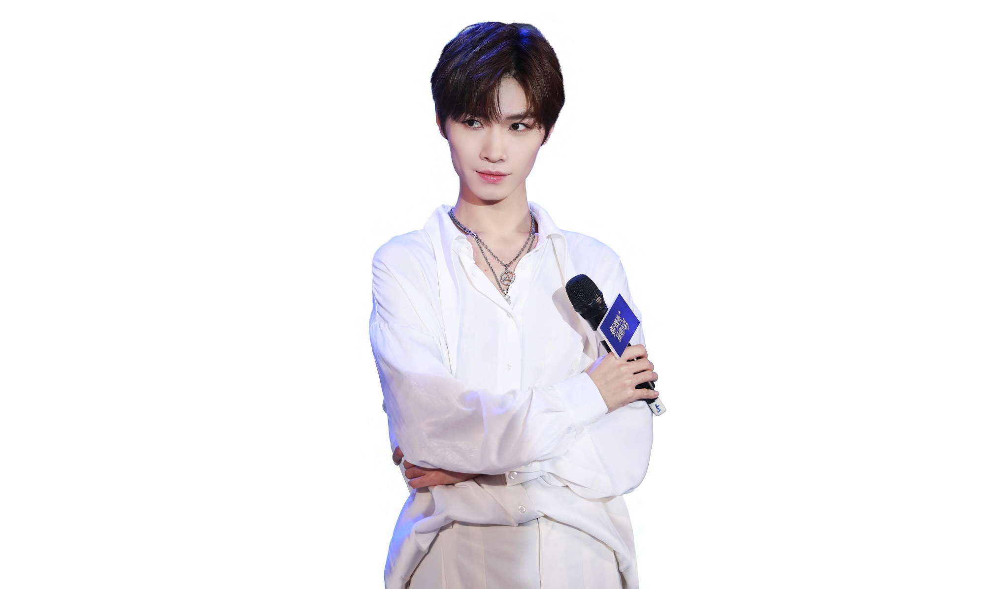 Song Ji Yang holding a microphone HD Wallpaper