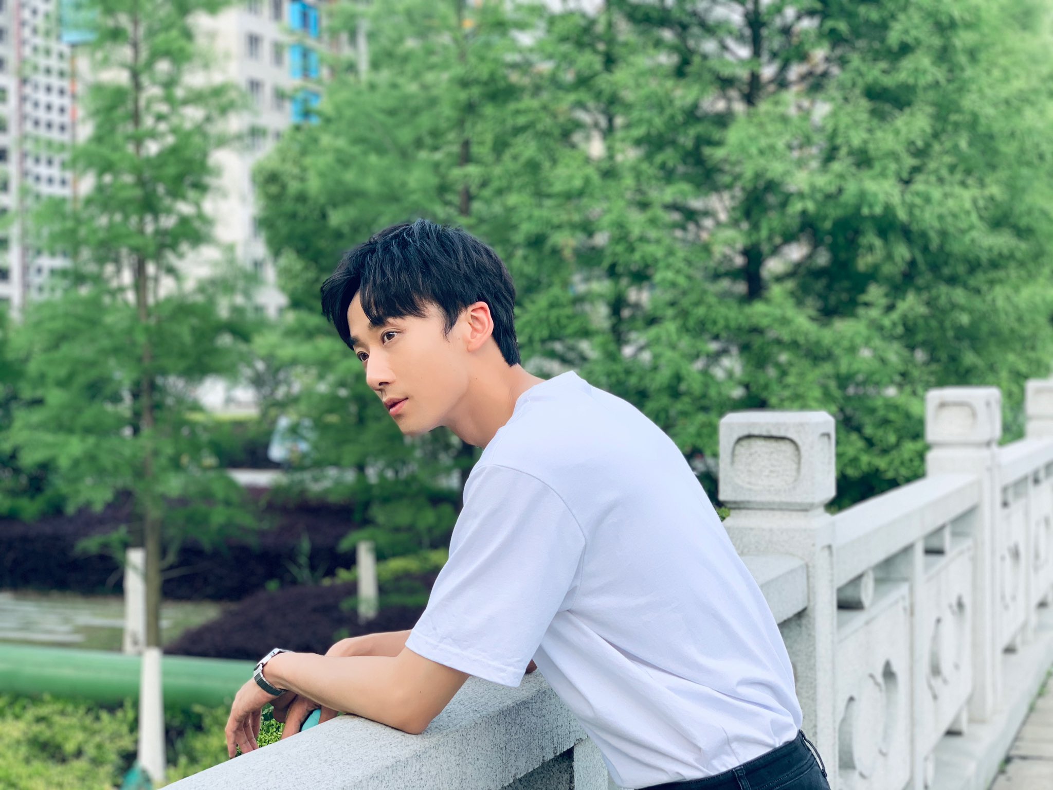 Li Bo-Wen leaning on a bridge railing HD Wallpaper