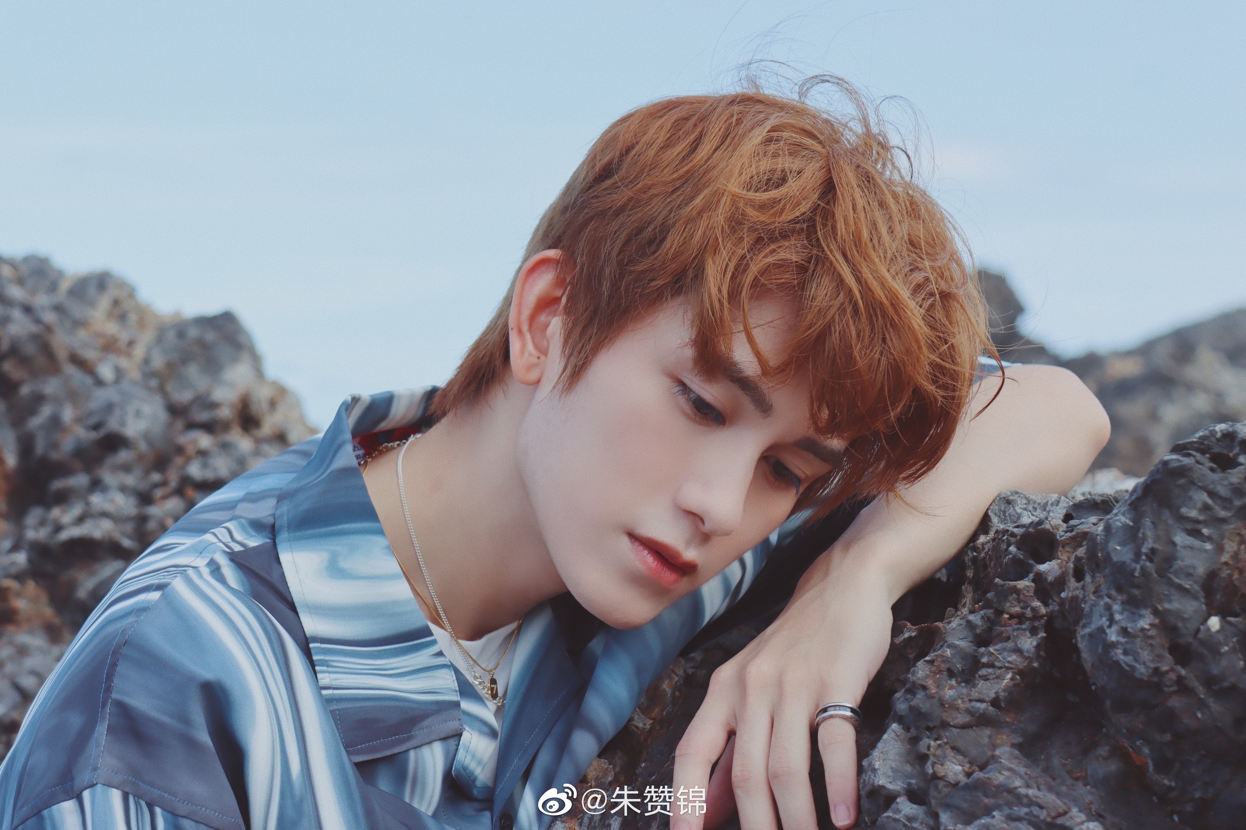 Zhu Zanjin posing by the rocks HD Wallpaper