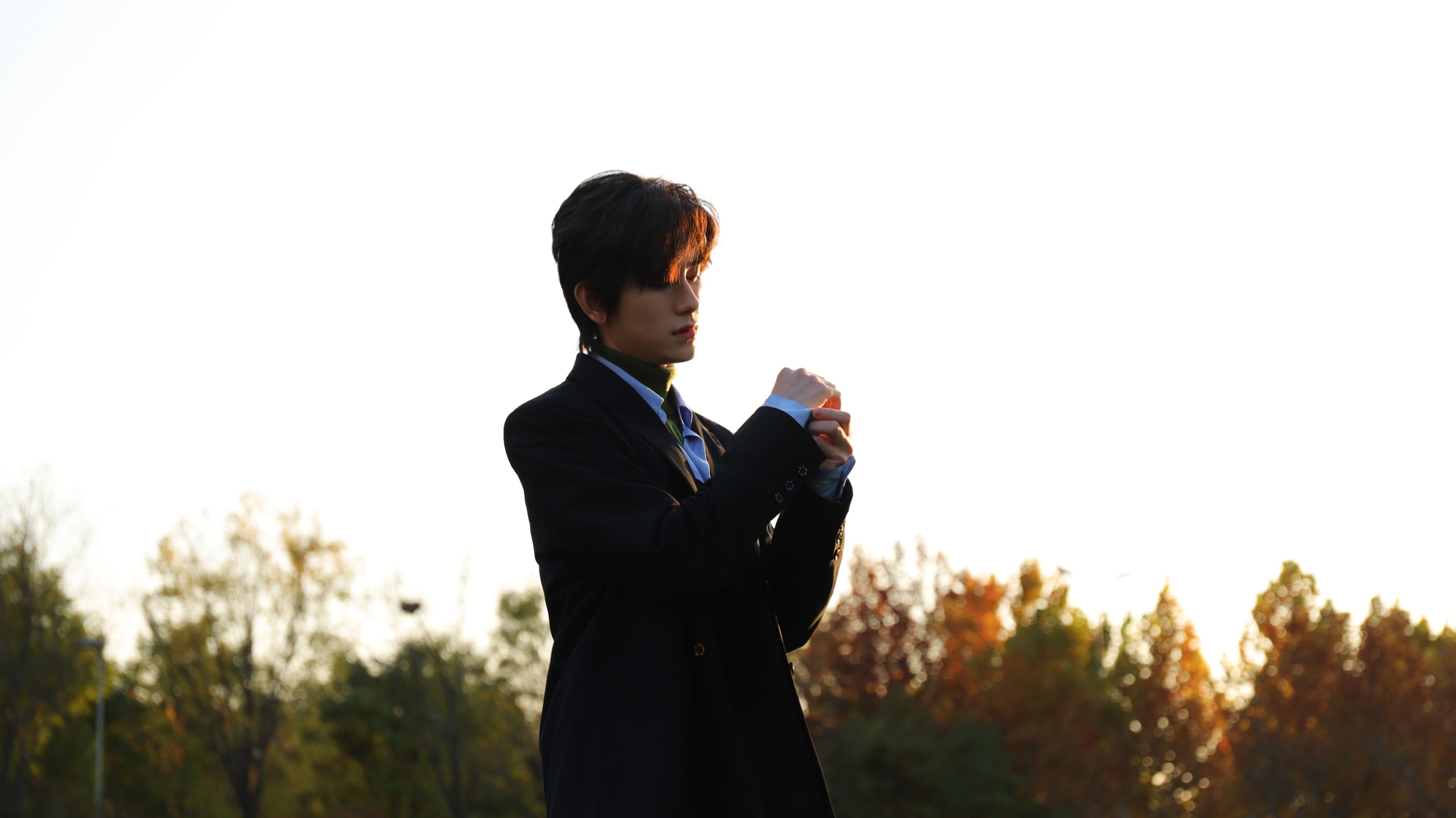 Zhu Zanjin in a suit outdoors HD Wallpaper