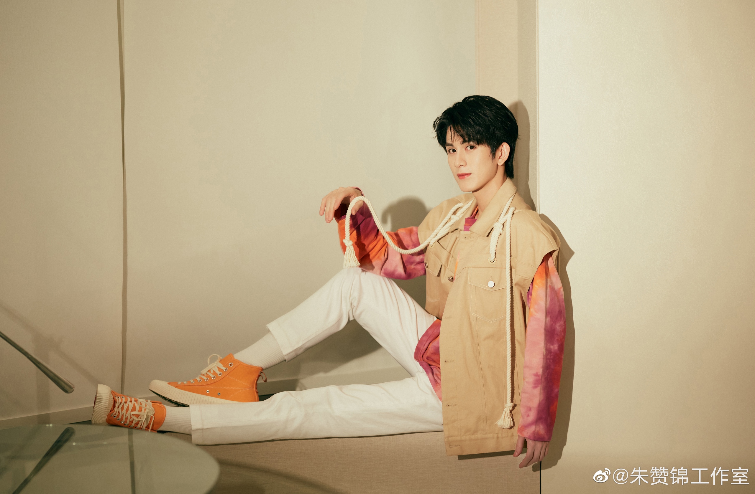 Zhu Zanjin sitting on a ledge HD Wallpaper