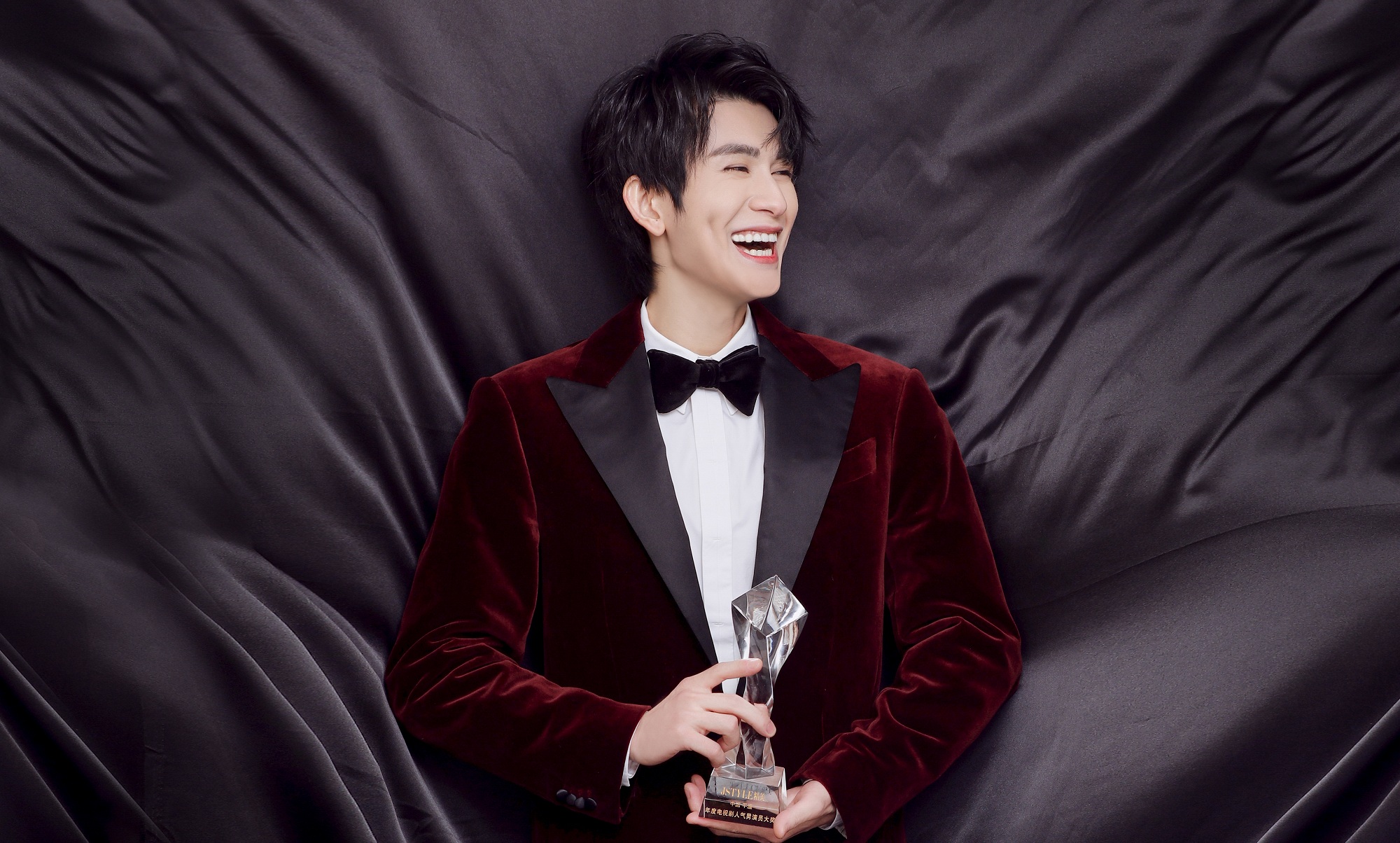 Zhu Zanjin holding an award HD Wallpaper