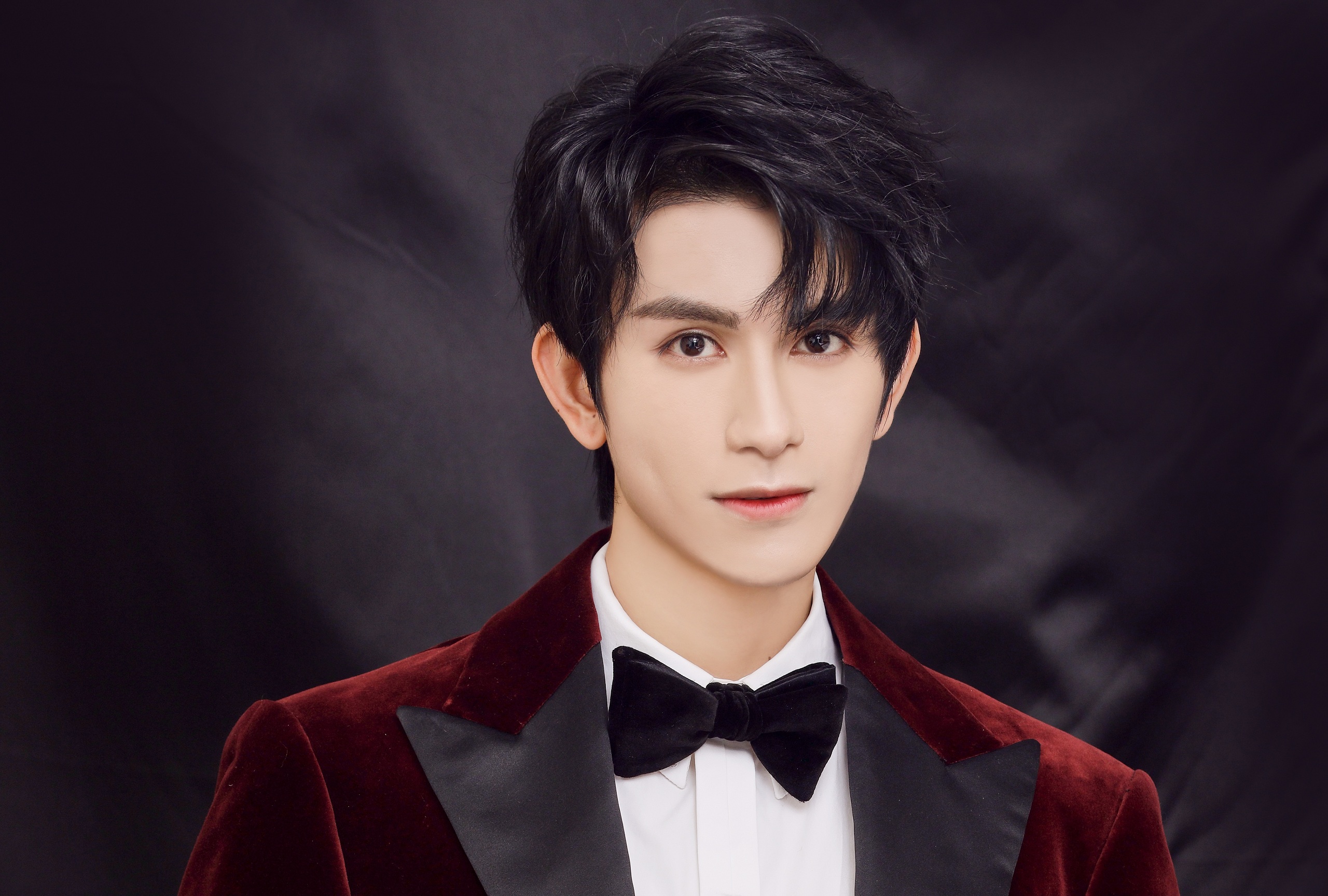 Zhu Zanjin in a red suit with a bow tie HD Wallpaper