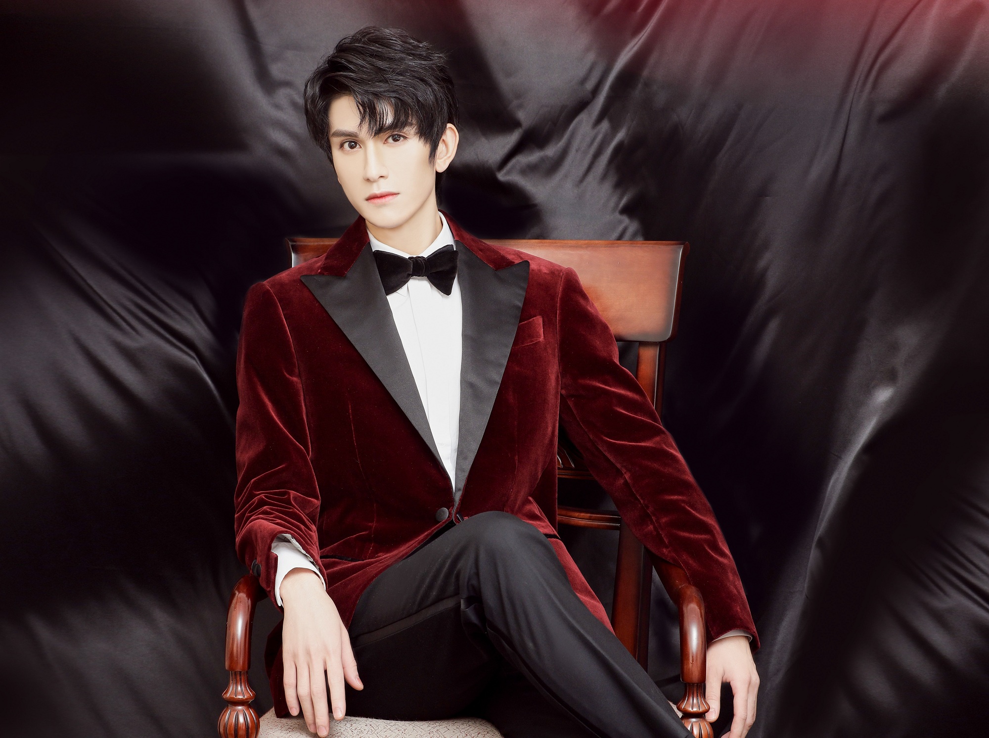 Zhu Zanjin in a red velvet suit HD Wallpaper