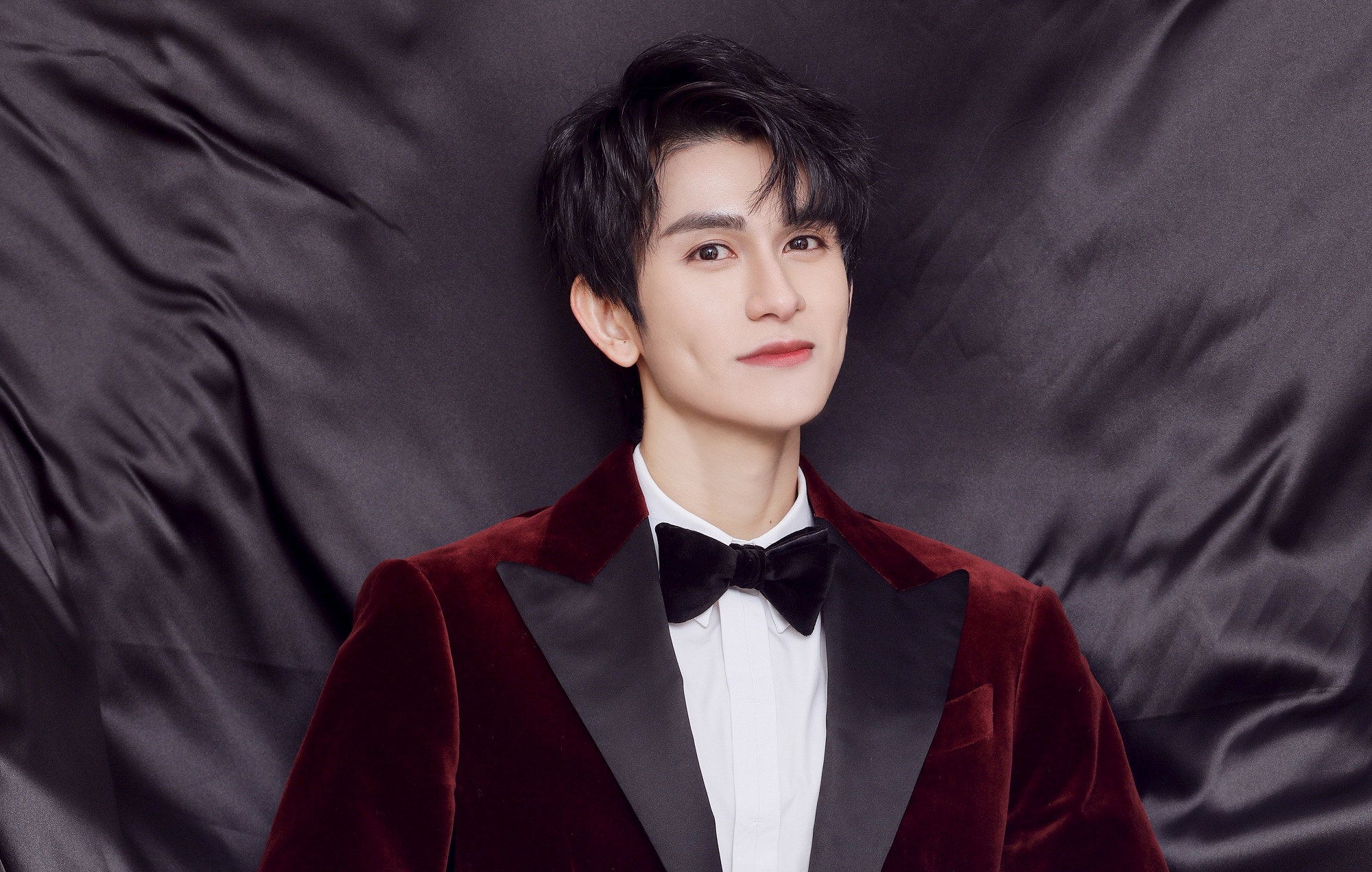 Zhu Zanjin in a red velvet suit HD Wallpaper