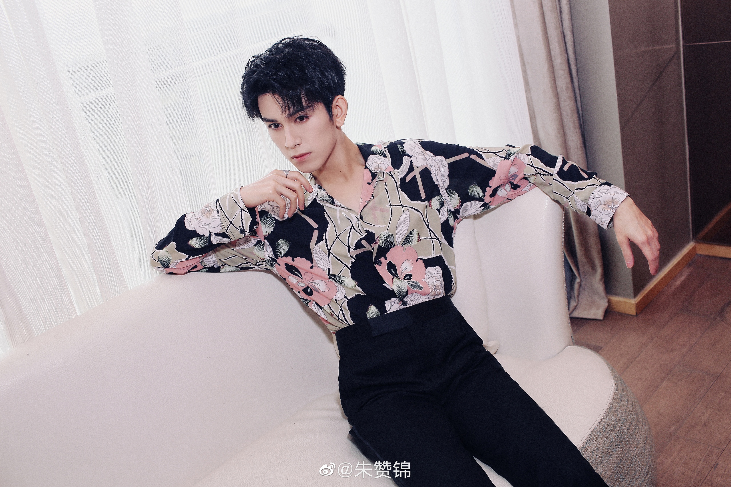 Zhu Zanjin sitting on a couch HD Wallpaper