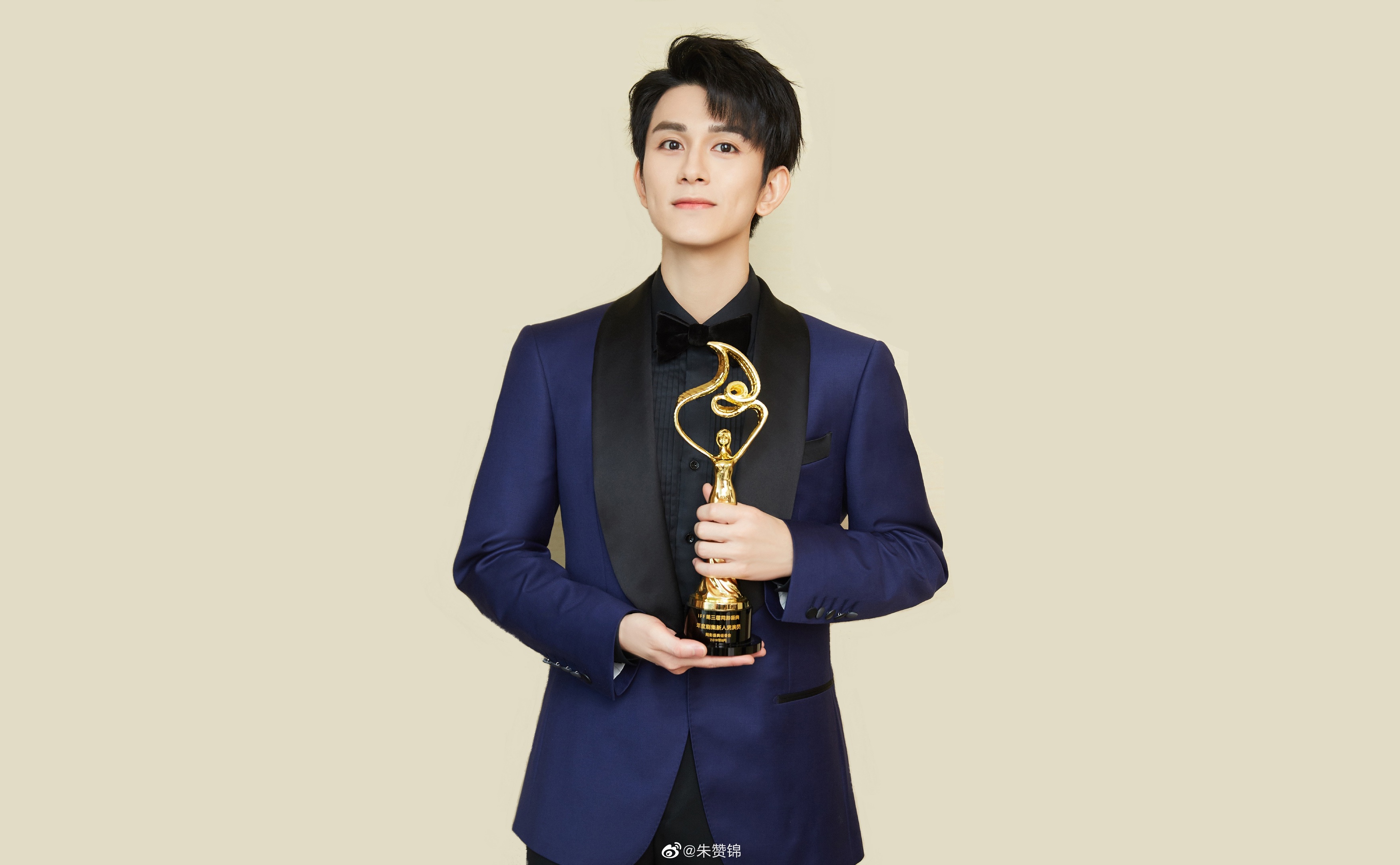 Zhu Zanjin holding an award HD Wallpaper