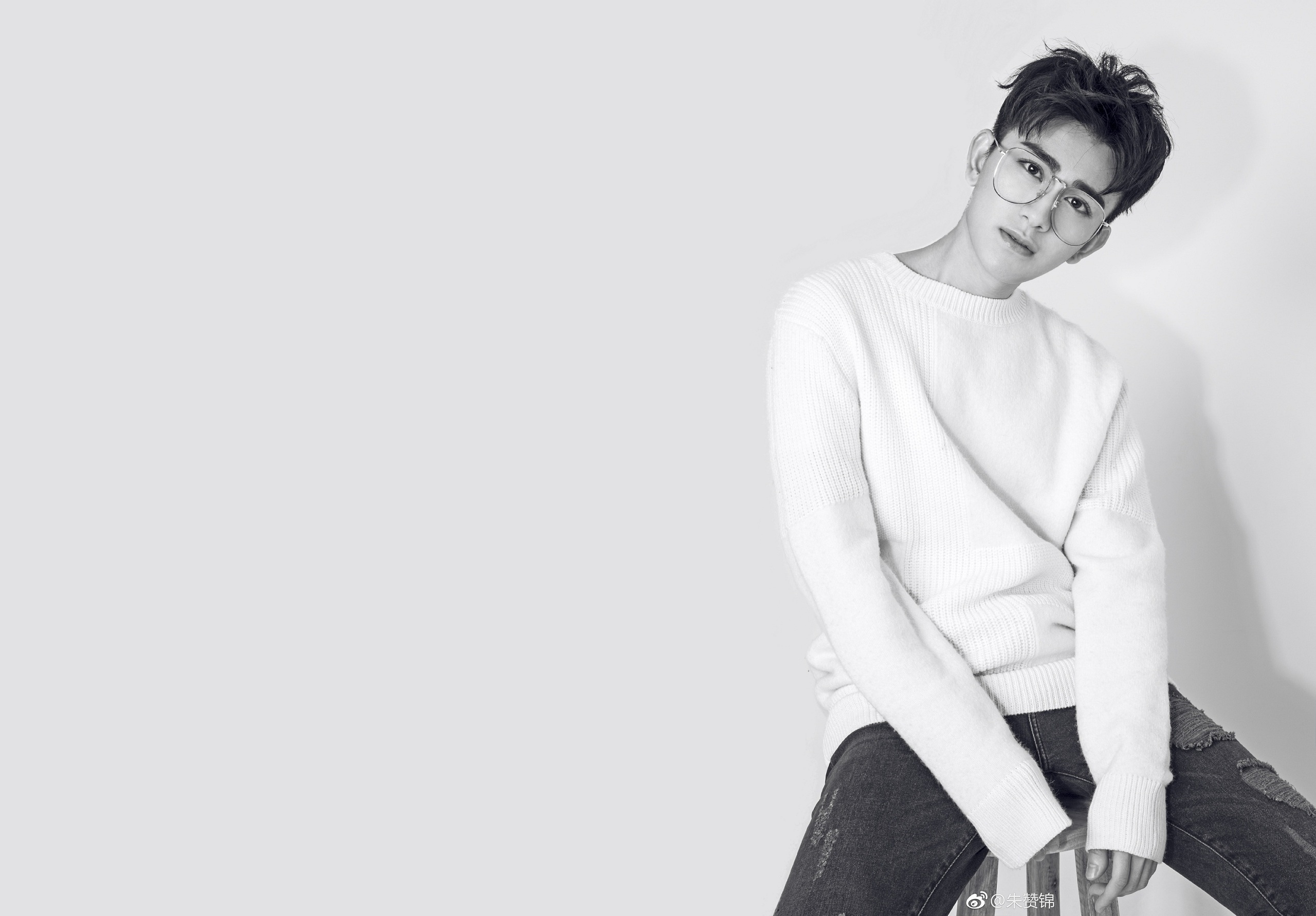 Zhu Zanjin wearing glasses and a sweater HD Wallpaper