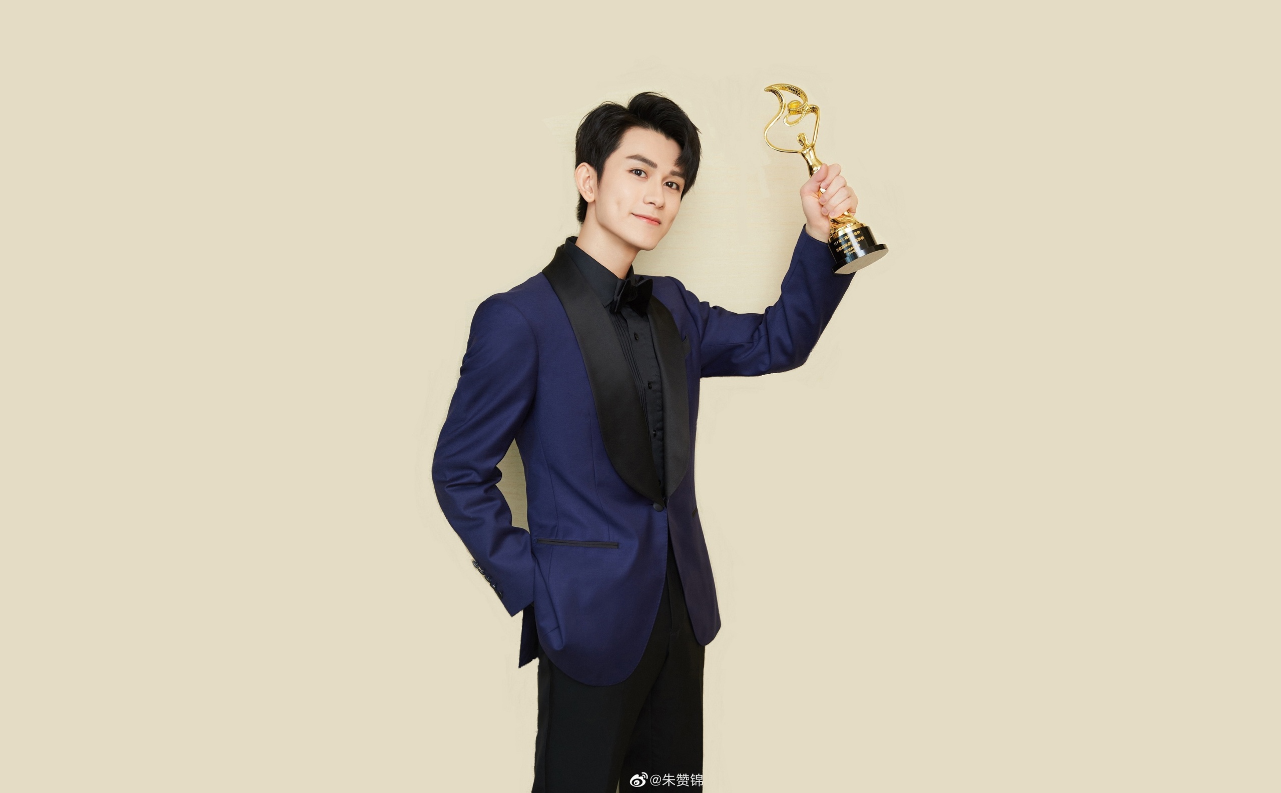 Zhu Zanjin holding an award HD Wallpaper