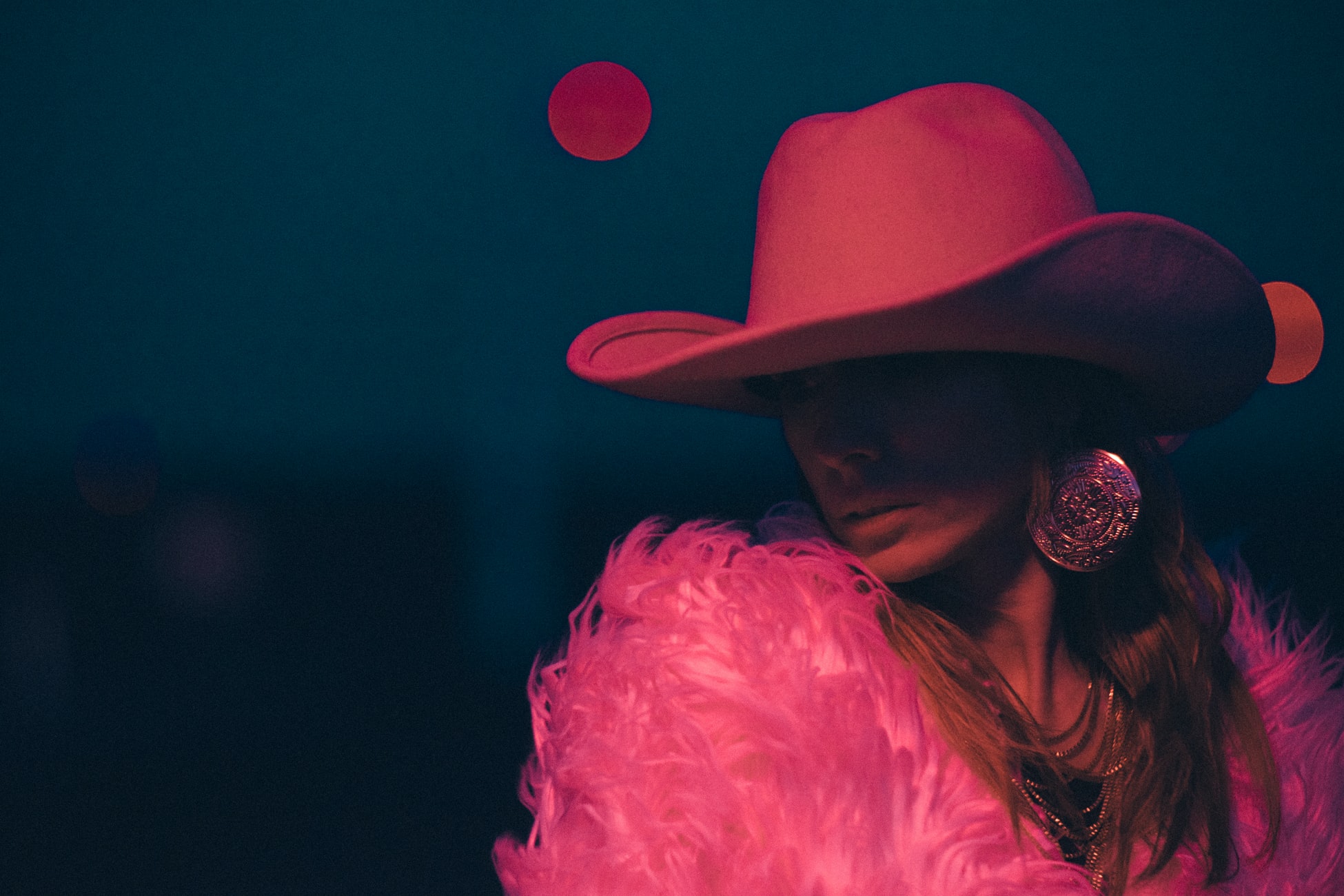 Woman in pink cowboy hat and fur coat HD Wallpaper