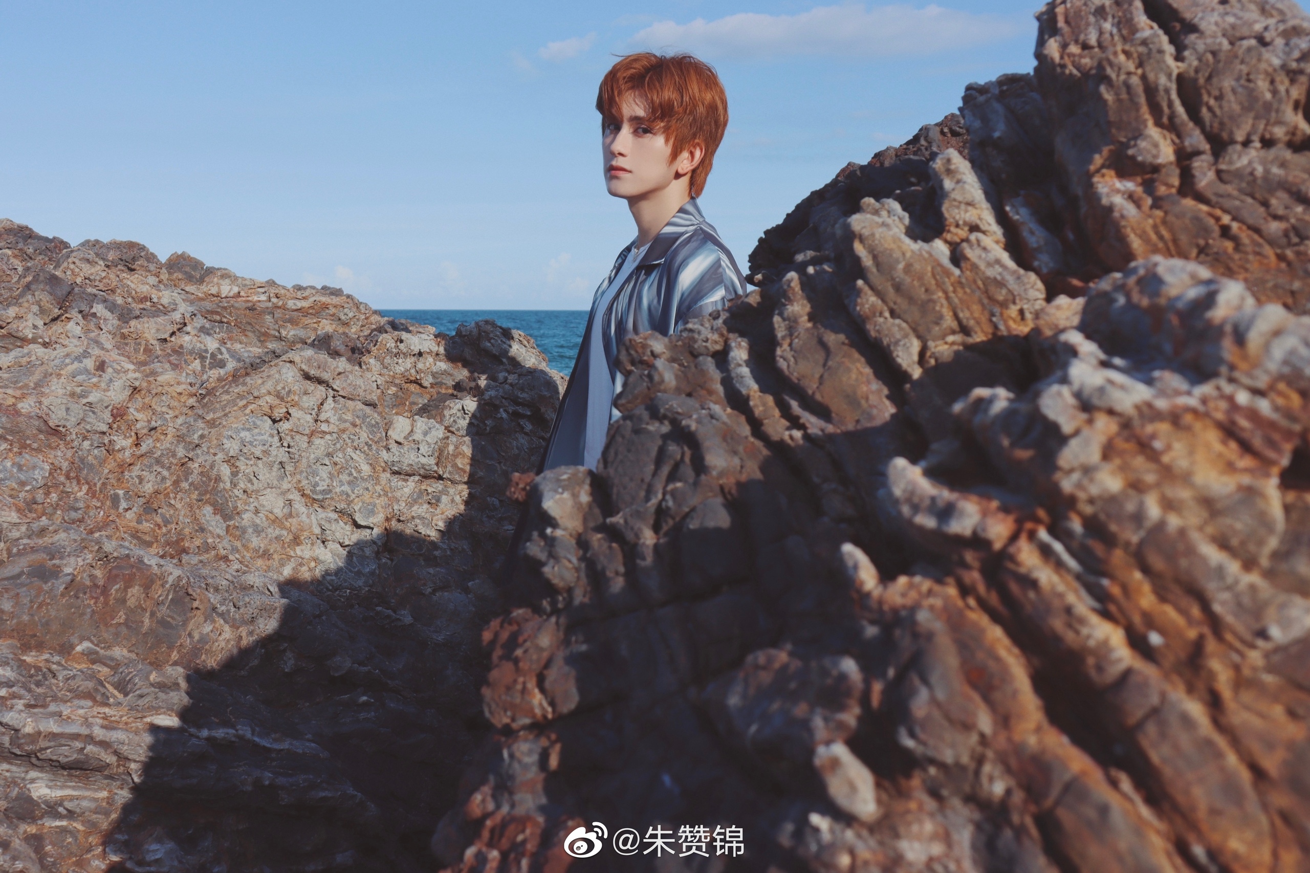 Zhu Zanjin on rocky shore HD Wallpaper