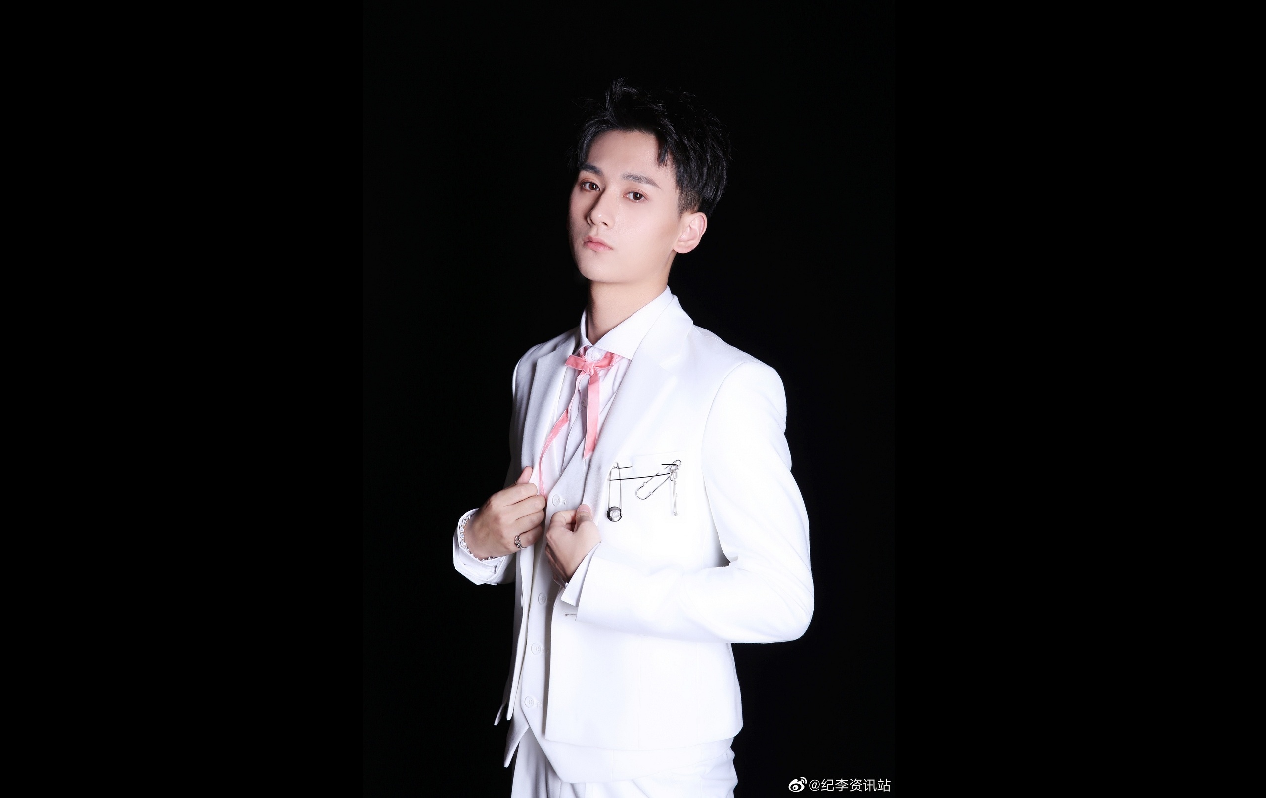 Ji Li in a white suit HD Wallpaper