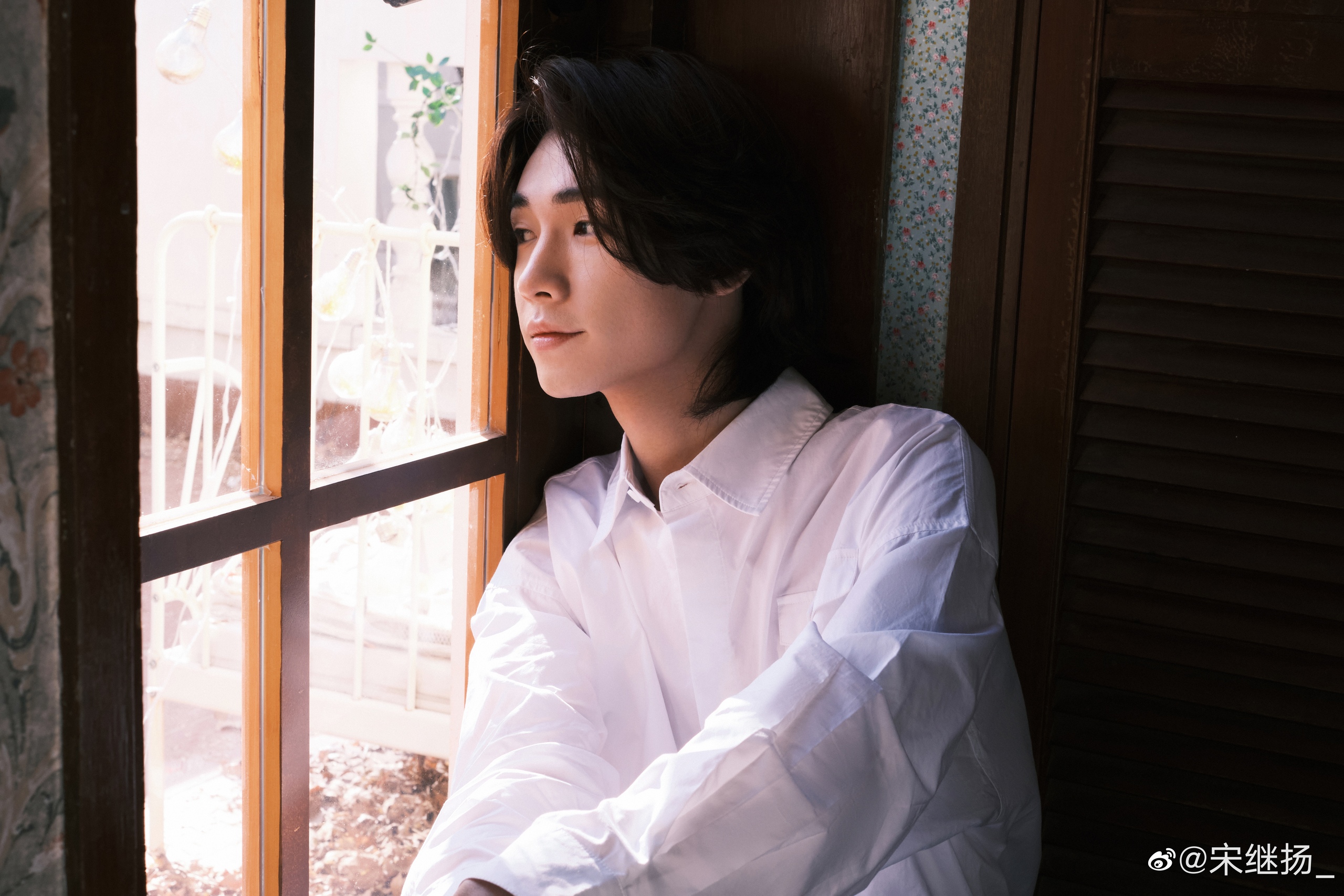 Song Ji Yang looking out a window HD Wallpaper