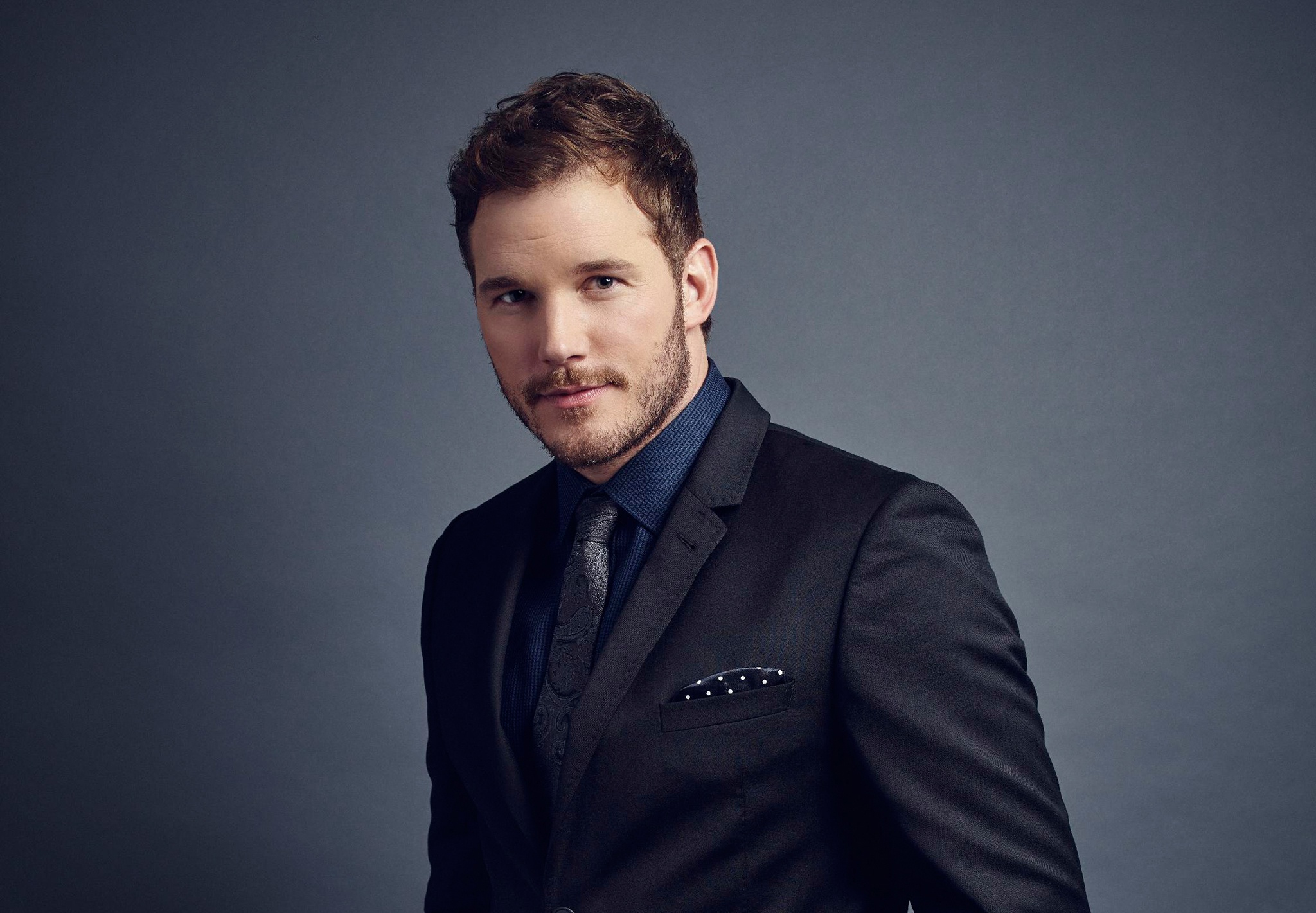 Chris Pratt in a suit HD Wallpaper