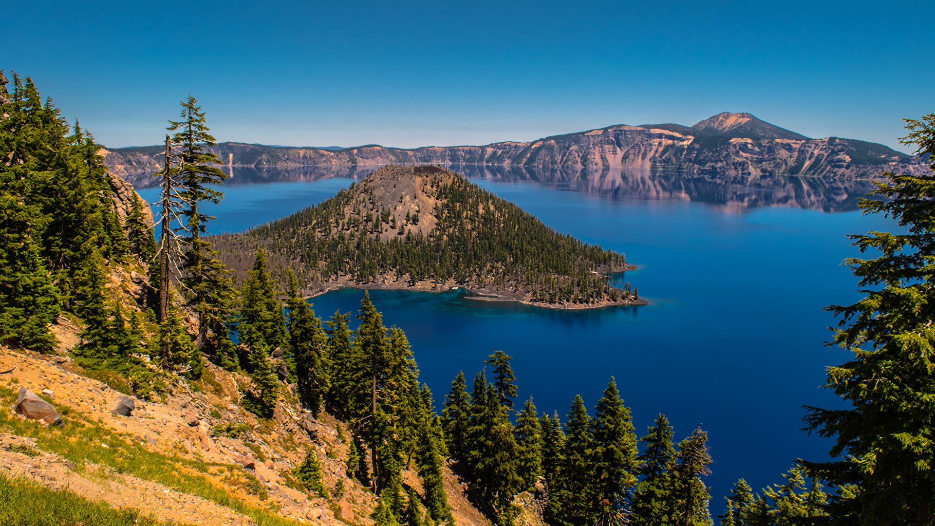 Crater Lake in south-central Oregon HD Wallpaper
