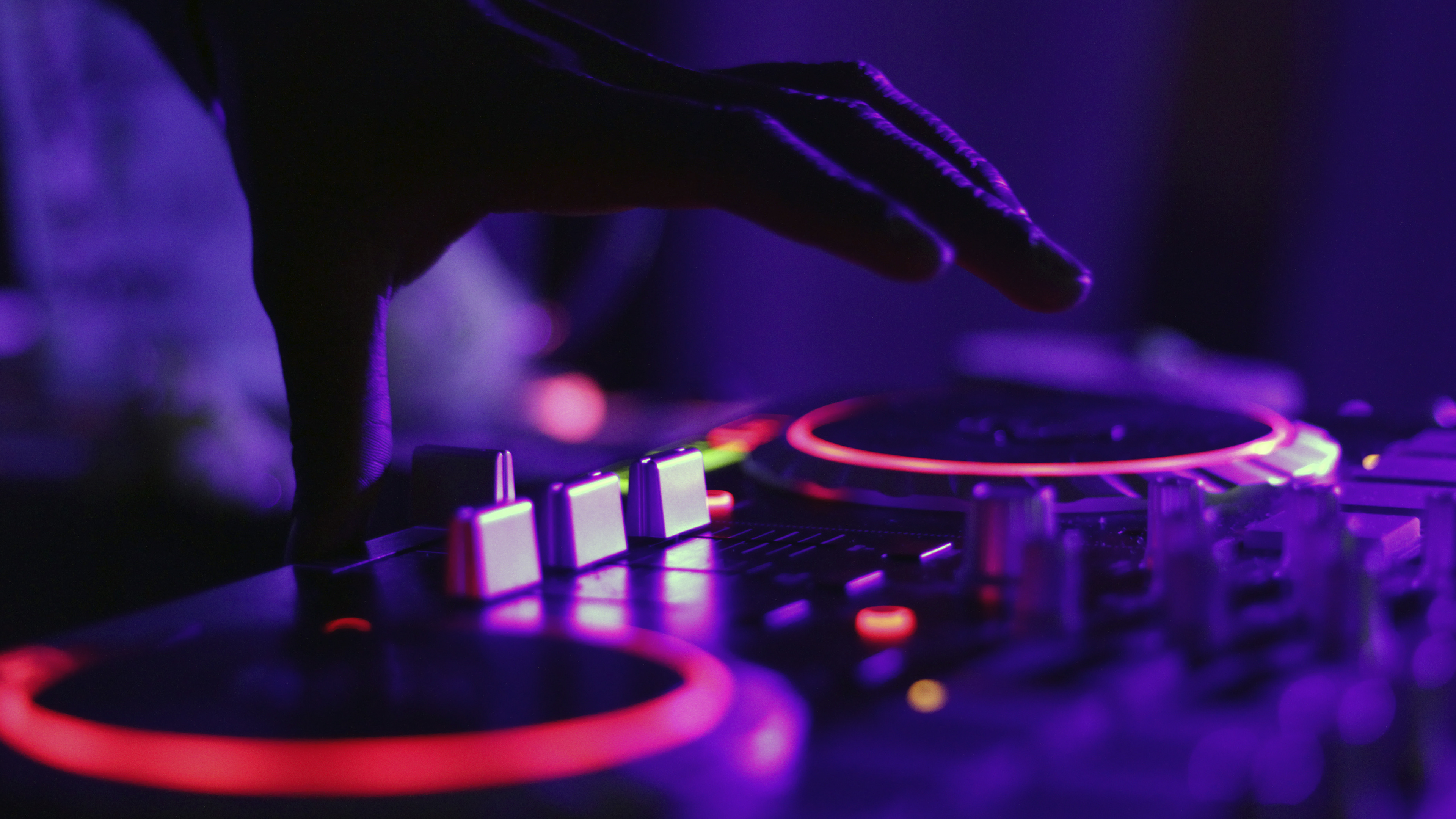 DJ mixing music on turntables 4K HD Wallpaper