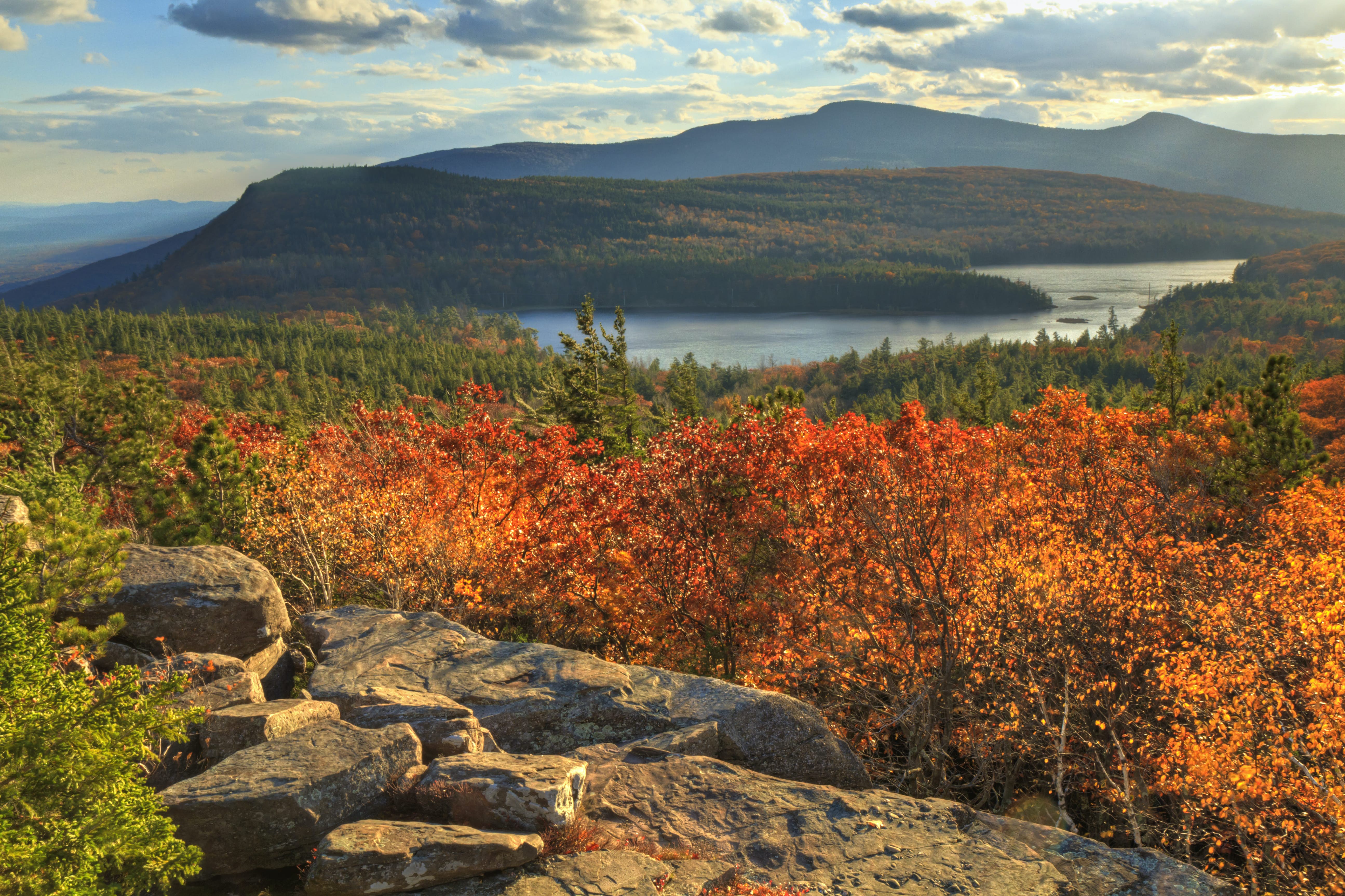 Autumn Mountain Landscape with Lake in Catskills, New York HD Wallpaper