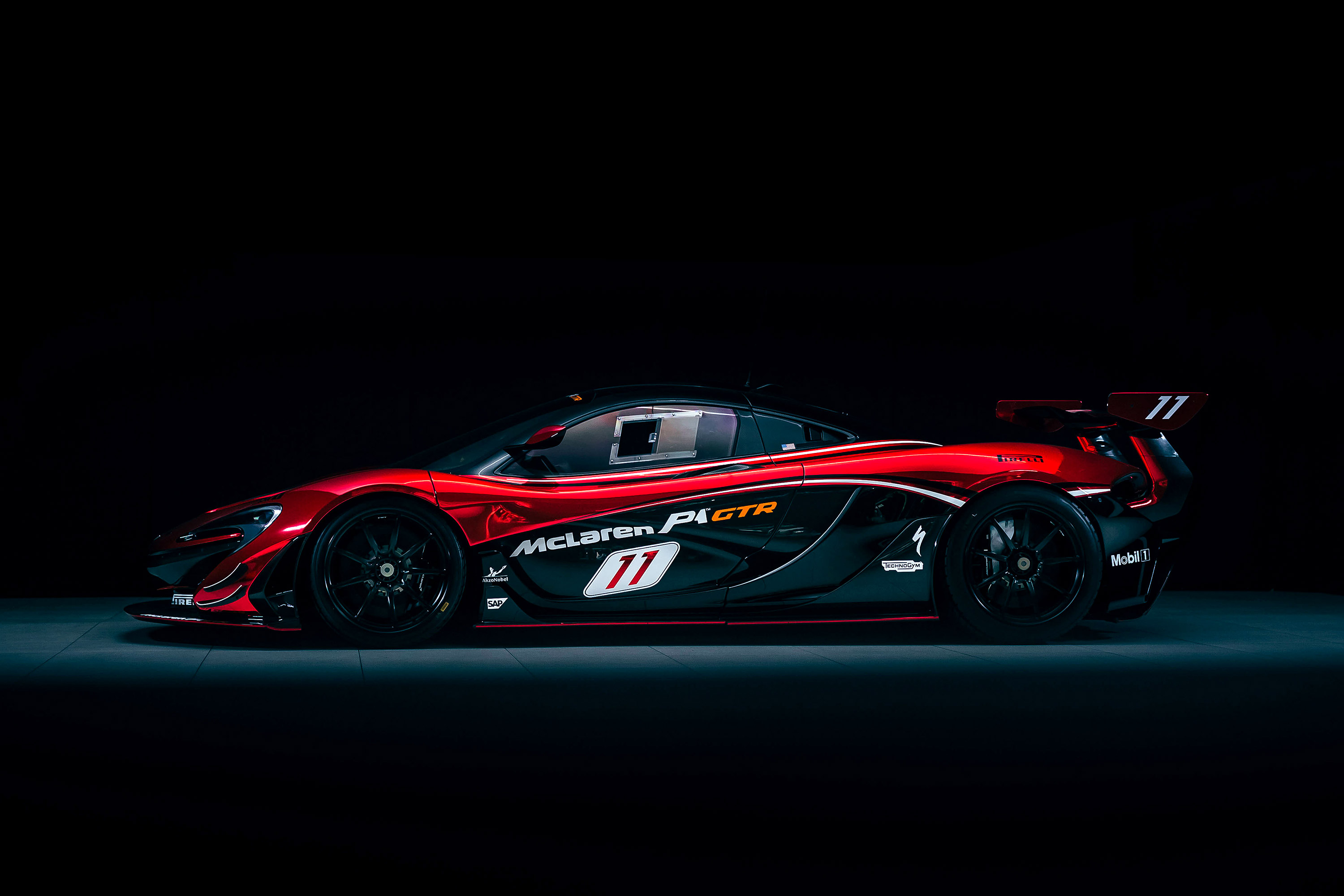 McLaren P1 GTR race car with number 11 HD Wallpaper
