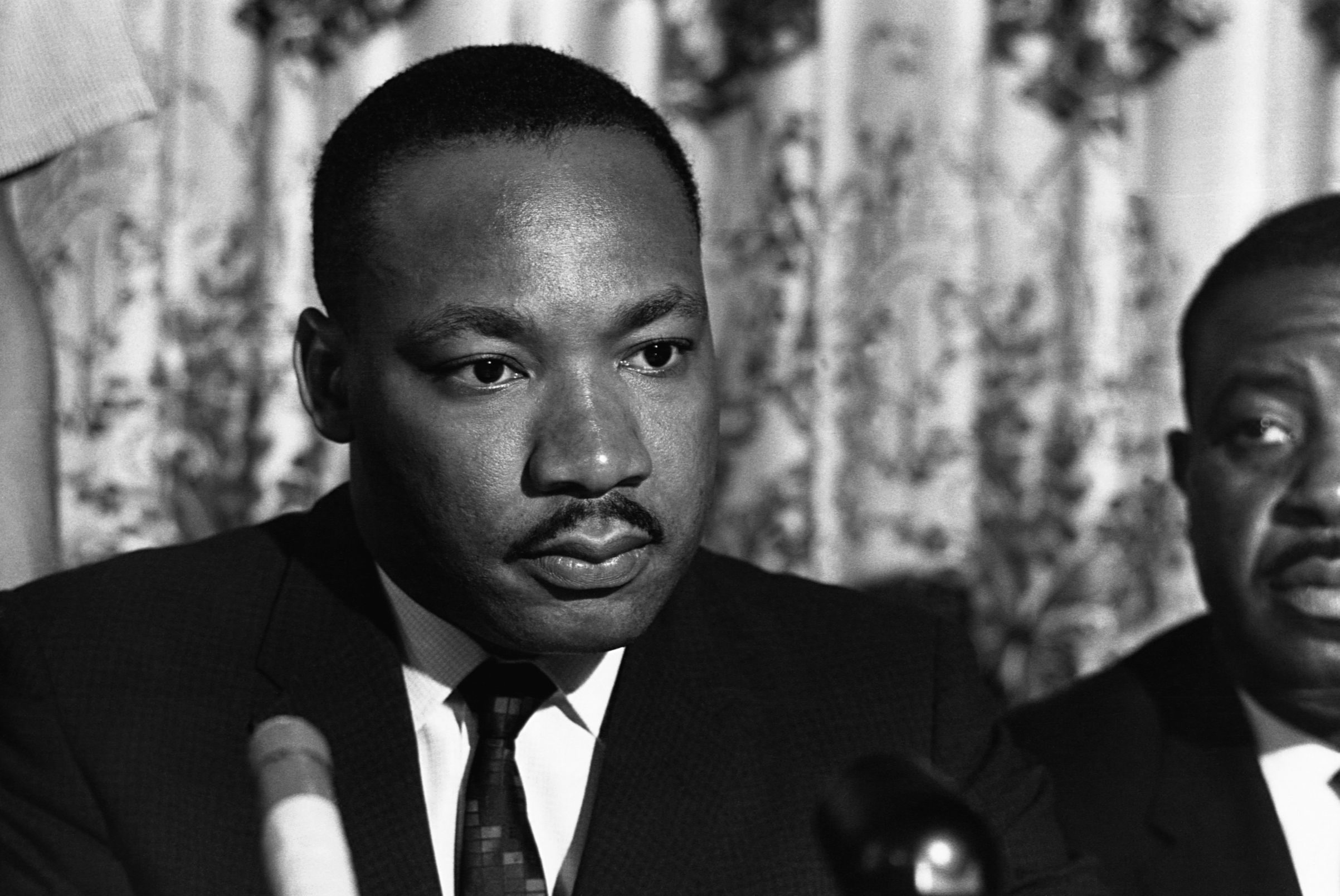 Martin Luther King Jr. at a press conference HD Wallpaper