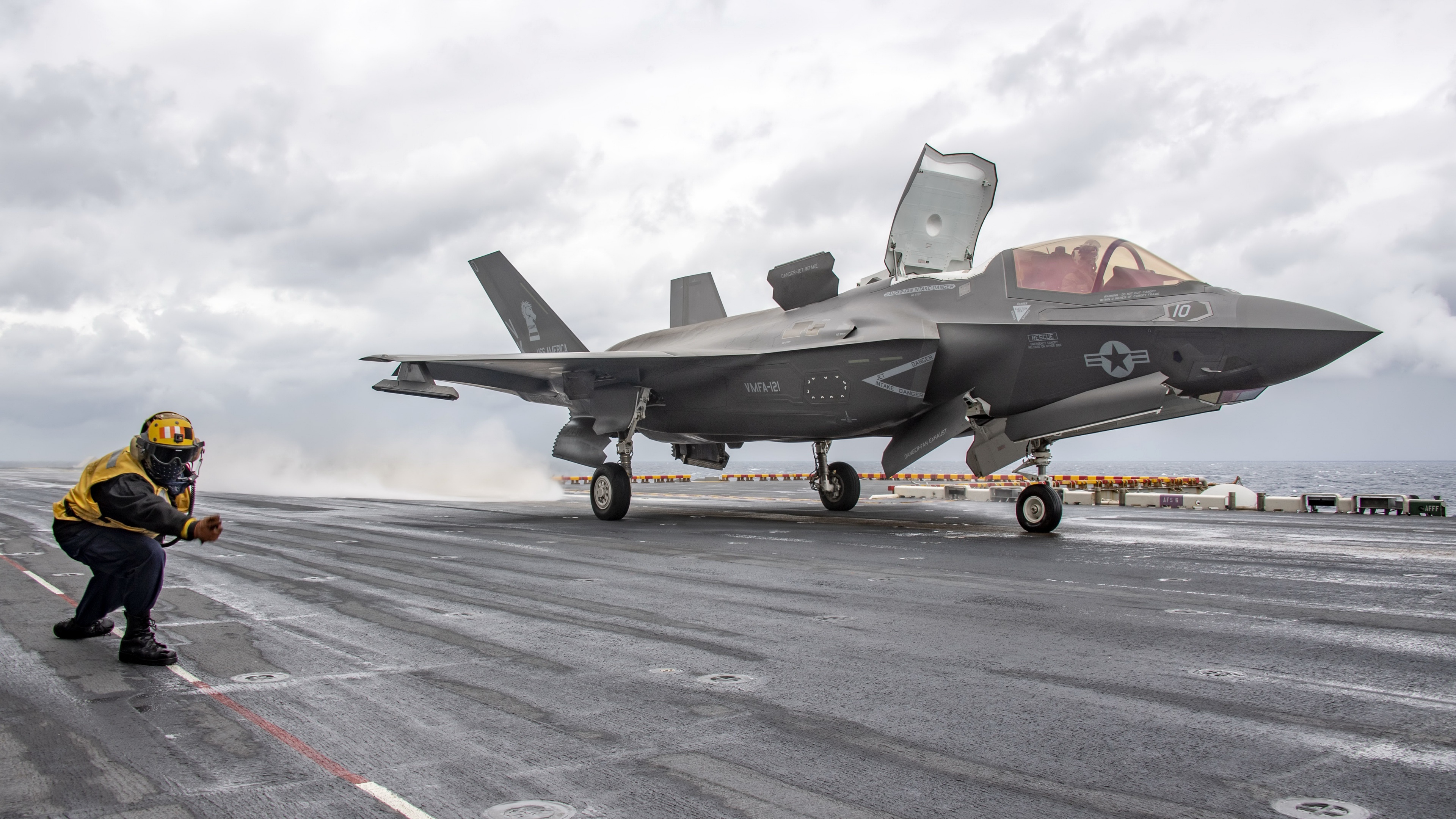 Lockheed Martin F-35 Lightning II on aircraft carrier HD Wallpaper