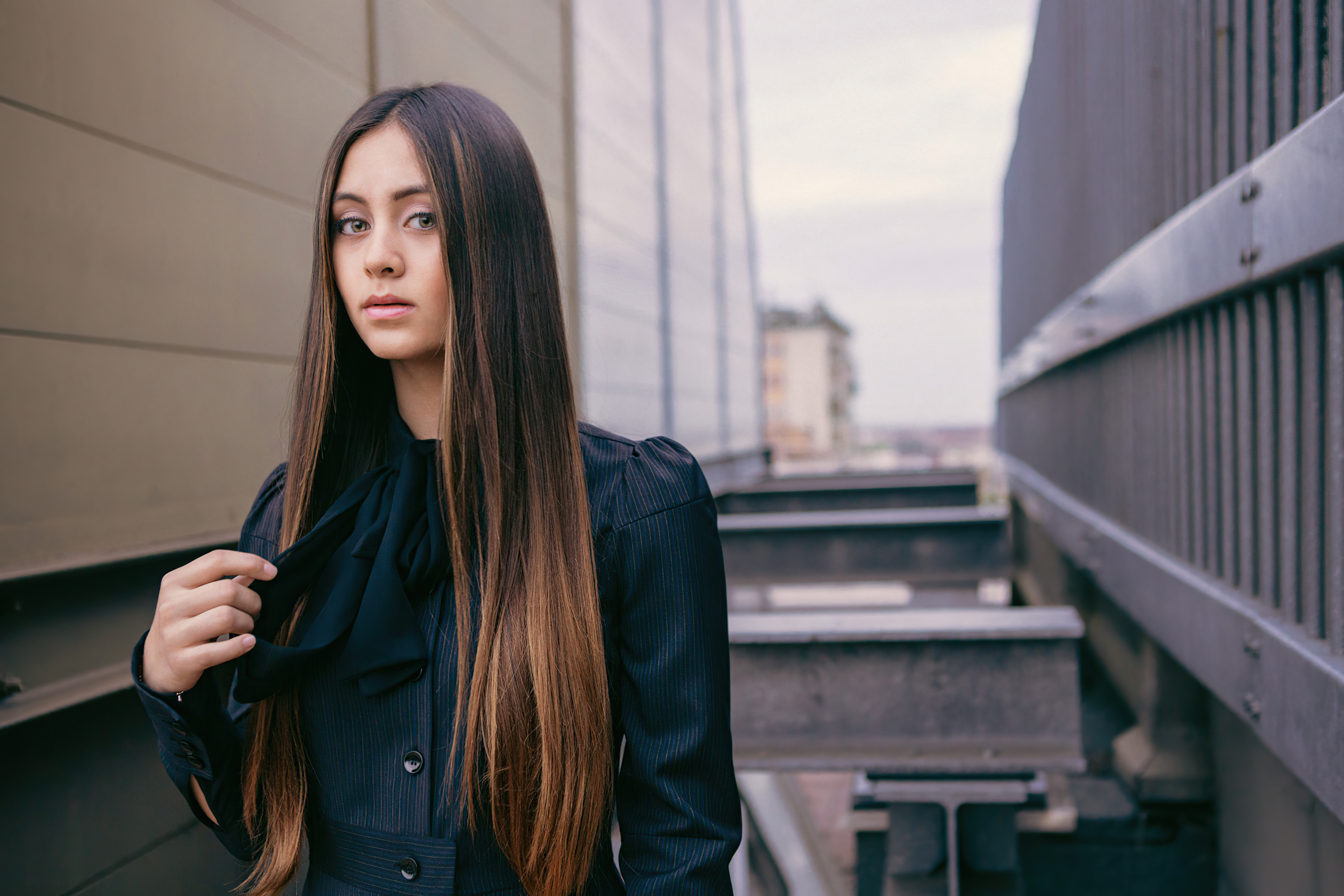 Jasmine Thompson with Long Brunette Hair HD Wallpaper