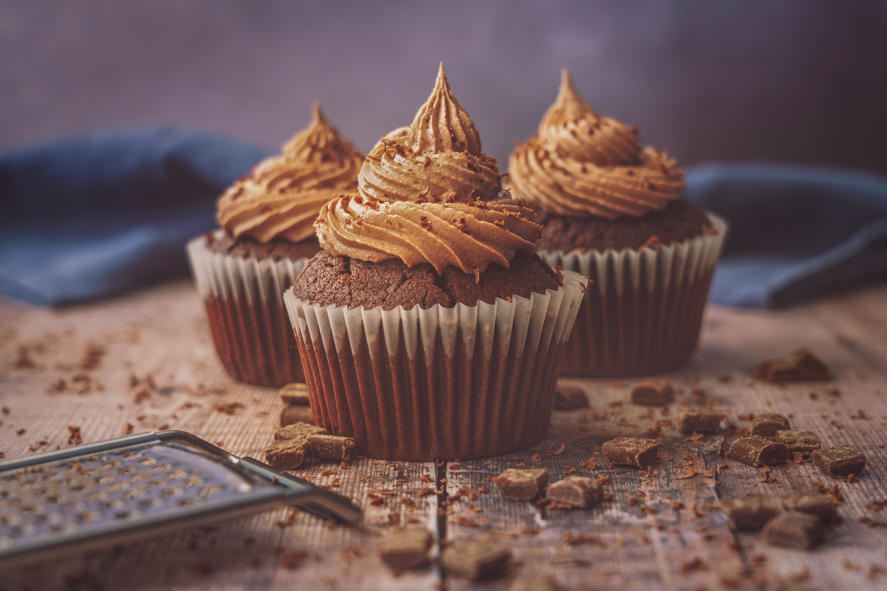 Chocolate cupcakes with cream frosting HD Wallpaper