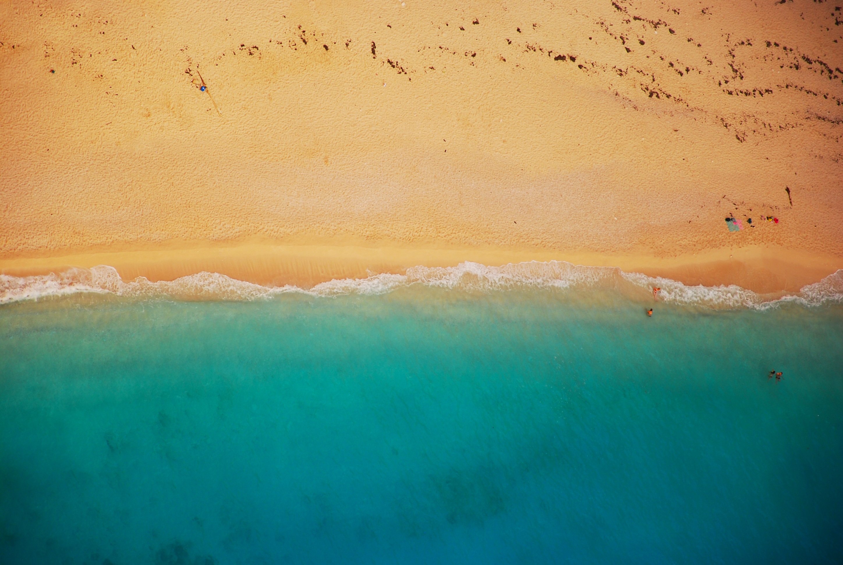 Aerial view of a sandy beach and turquoise ocean HD Wallpaper