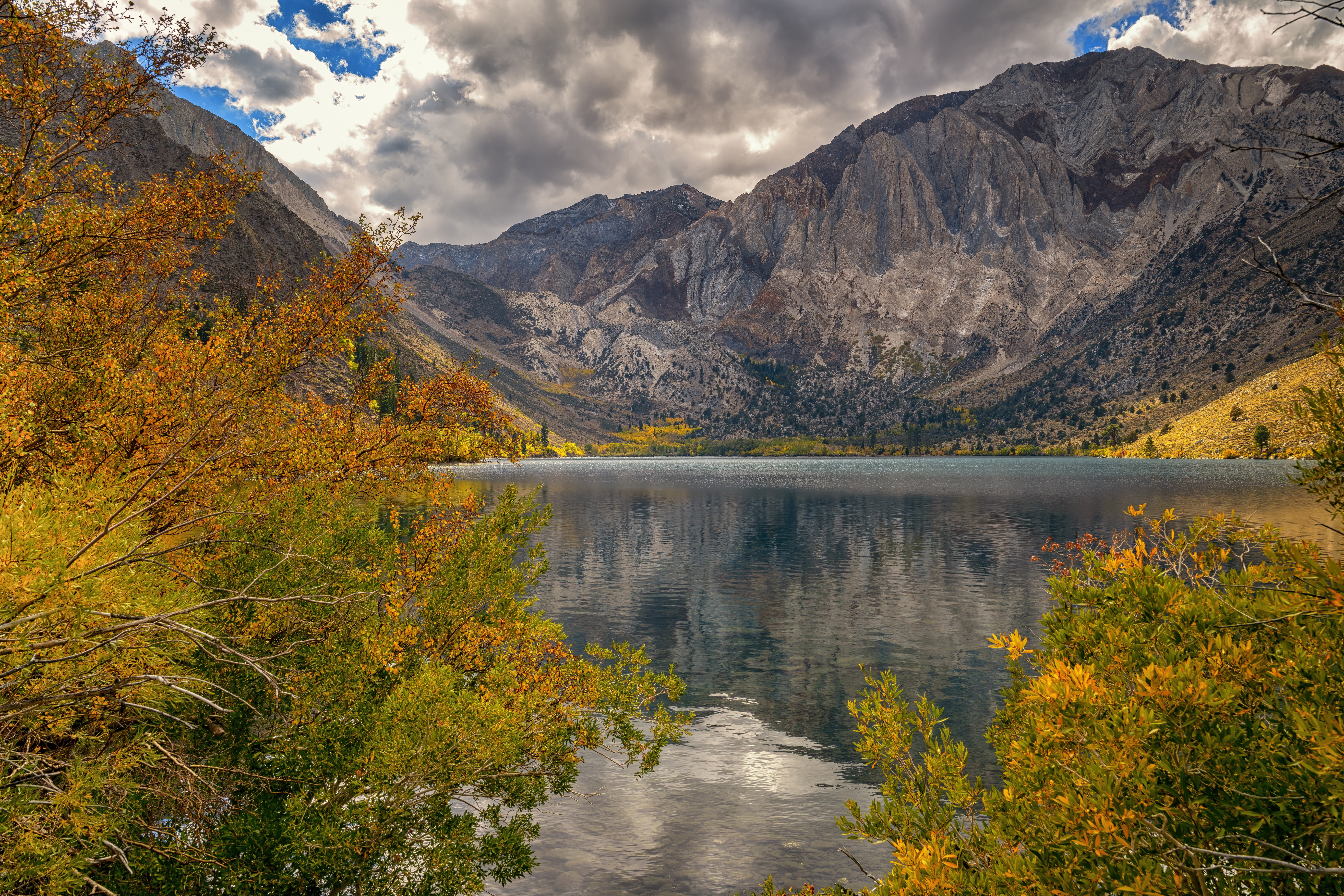 Lake and Mountains in Autumn HD Wallpaper