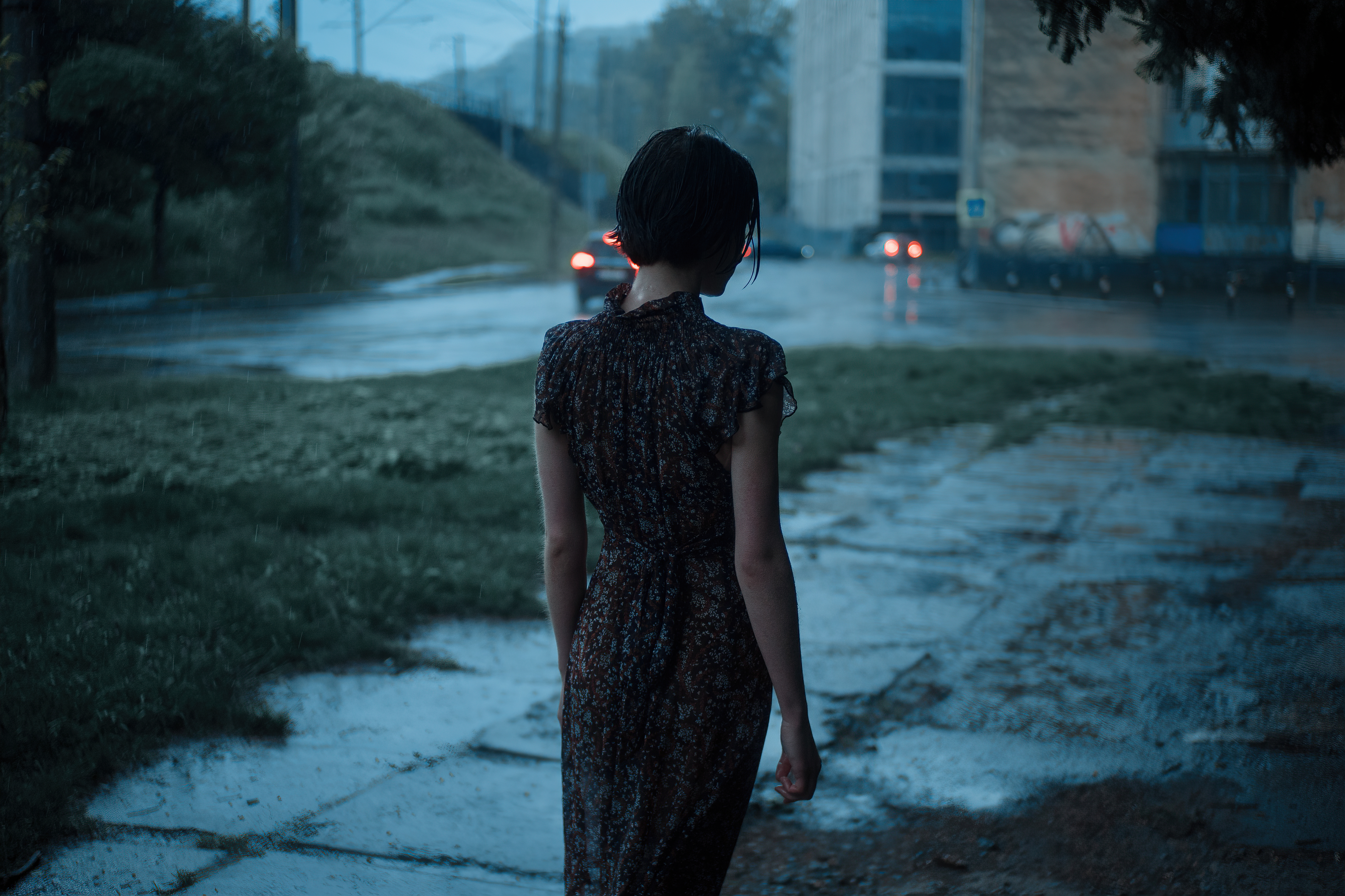 Woman in dress in the rain at night HD Wallpaper