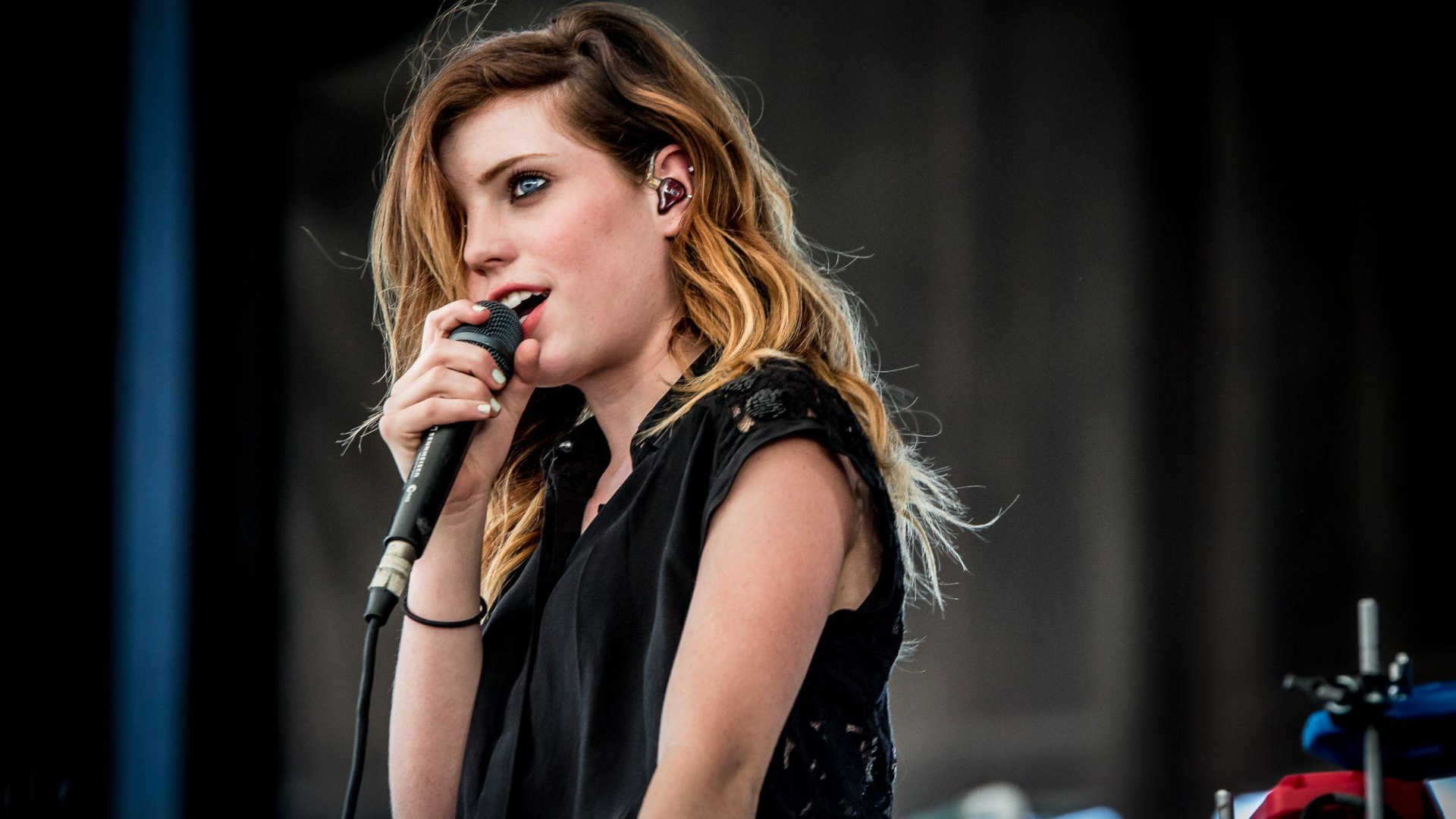 Sydney Sierota of Echosmith singing HD Wallpaper