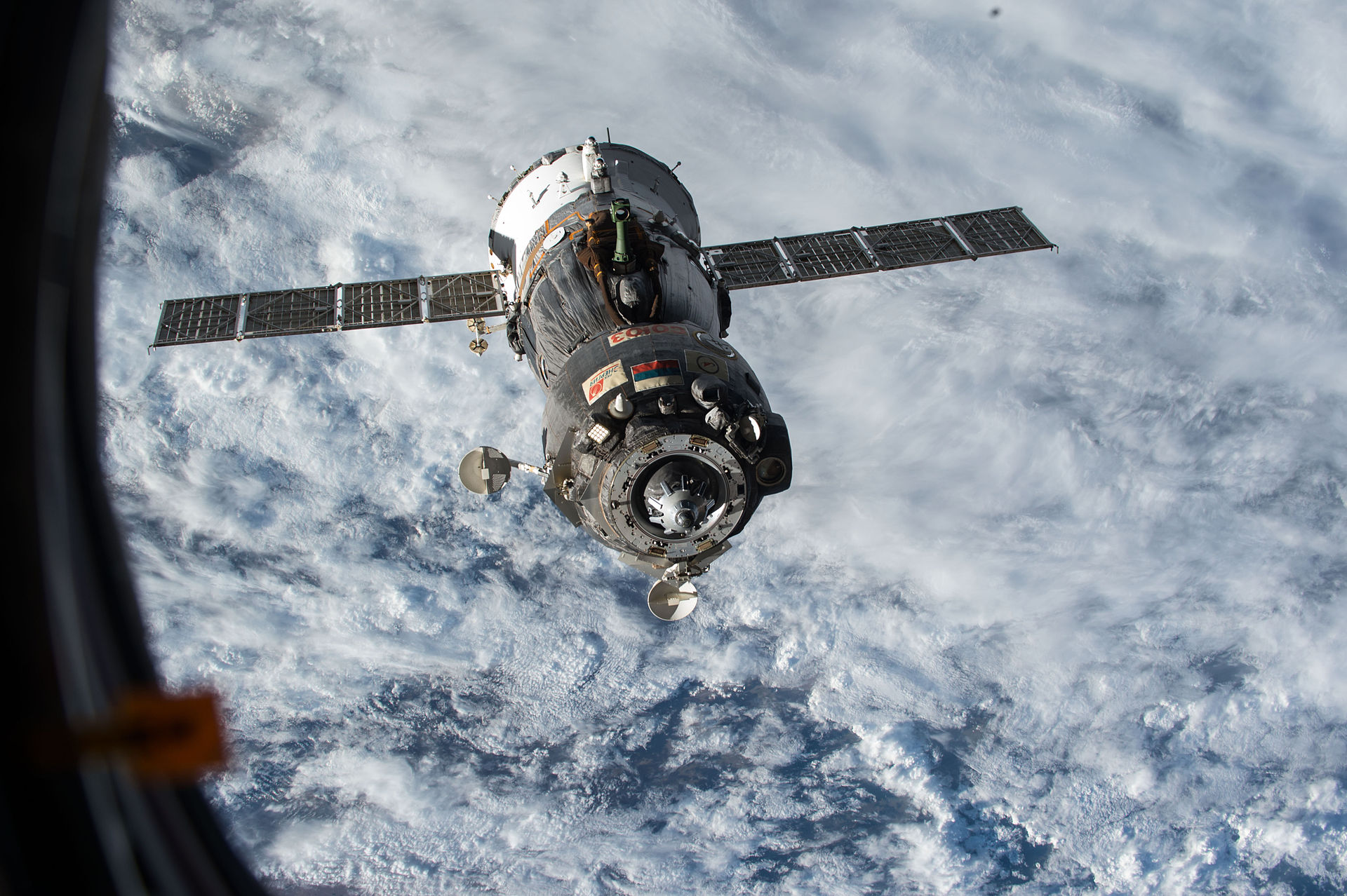 Soyuz spacecraft orbiting Earth HD Wallpaper