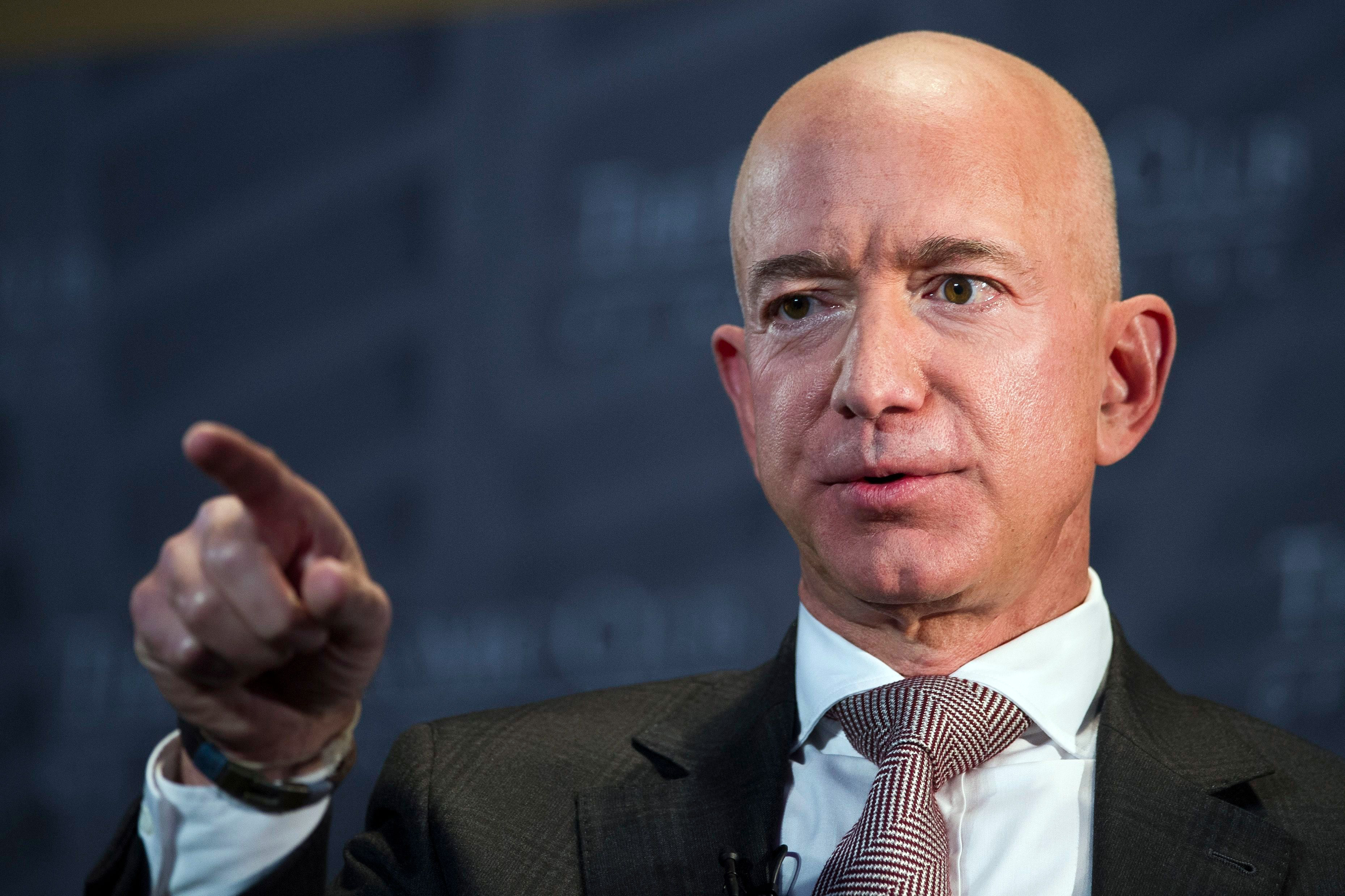 Jeff Bezos pointing HD Wallpaper