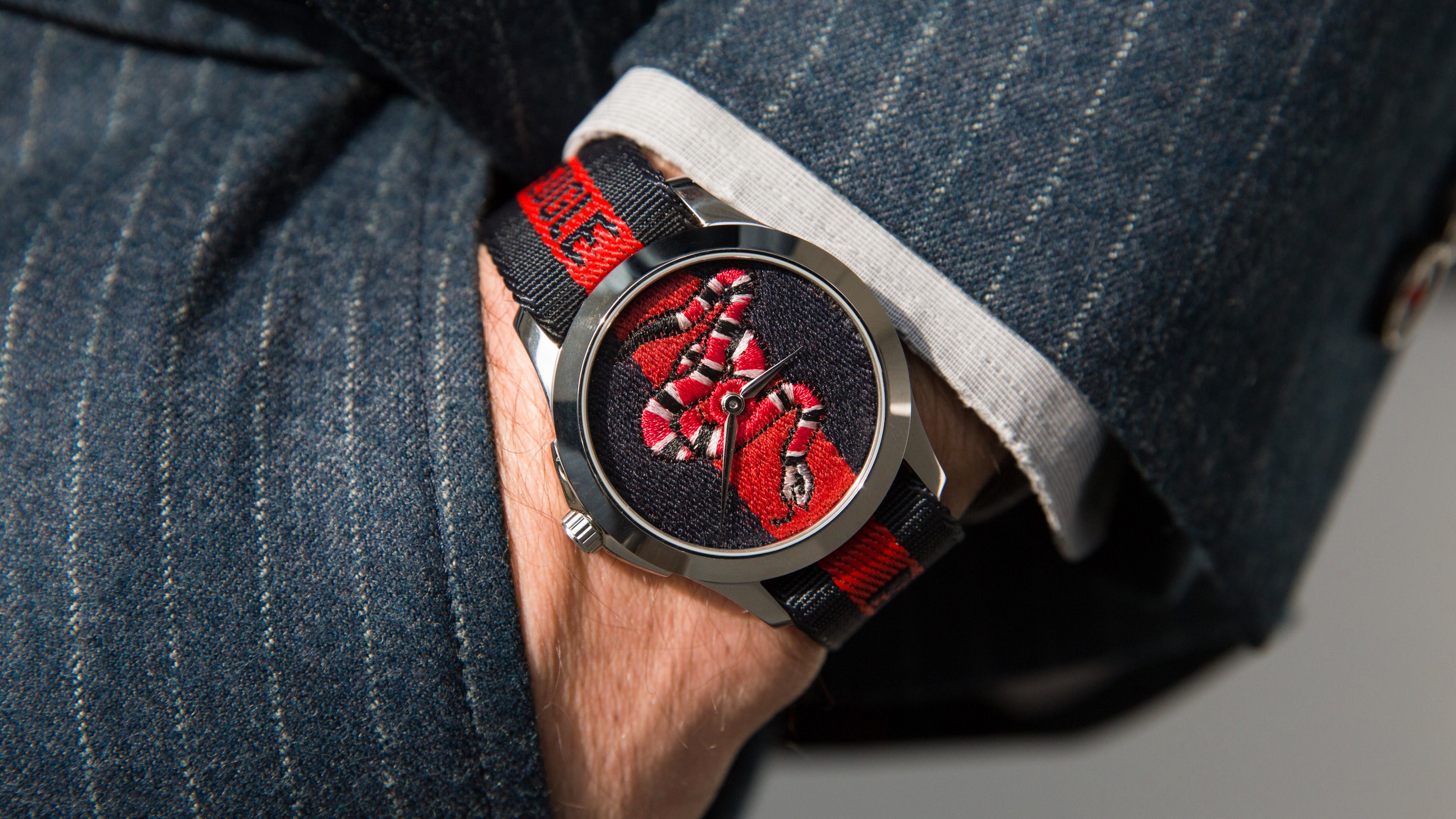 Gucci snake watch on a man's wrist HD Wallpaper