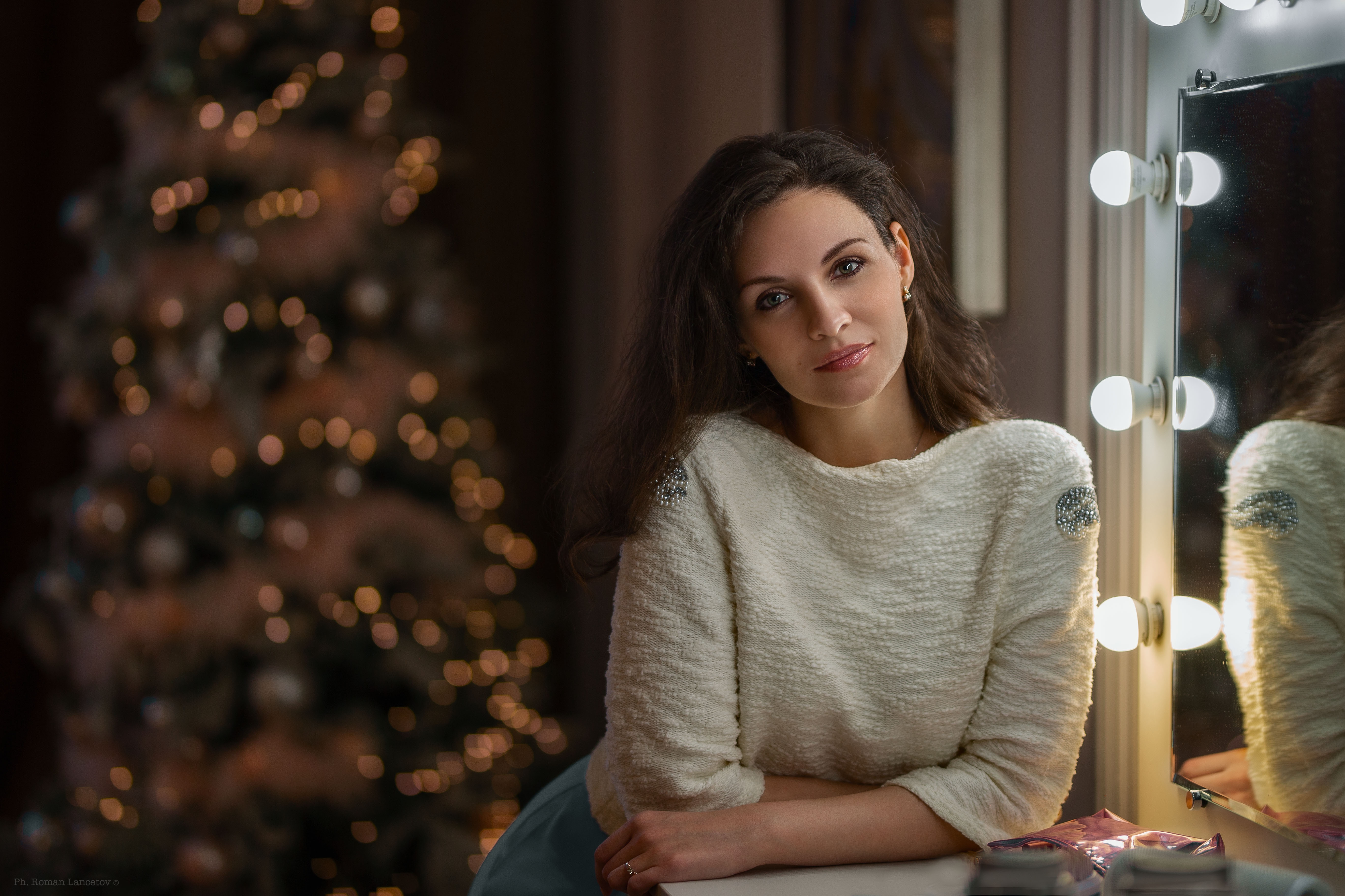 4K Portrait of a Brunette Woman with Depth of Field HD Wallpaper