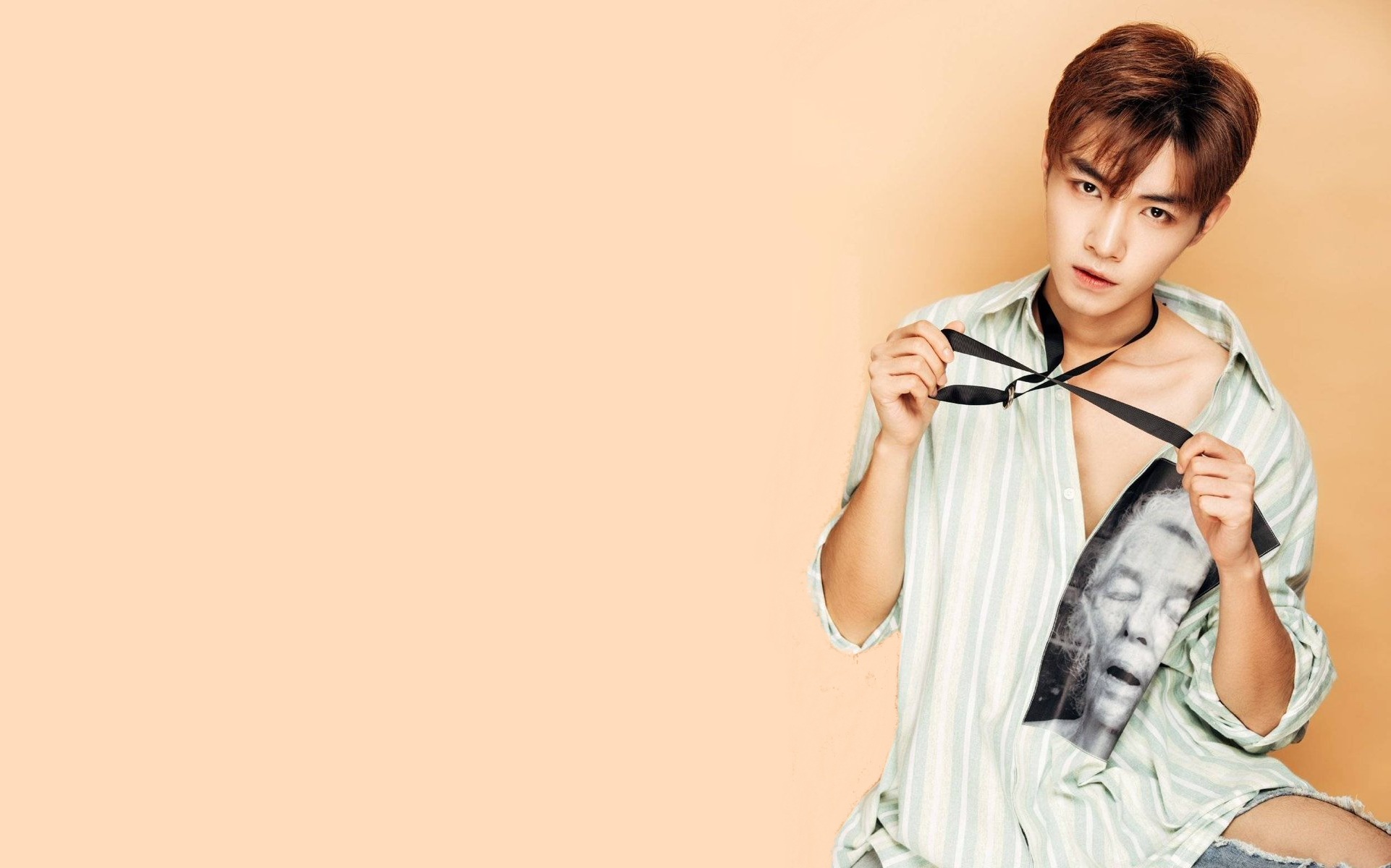 Song Ji Yang holding a picture HD Wallpaper