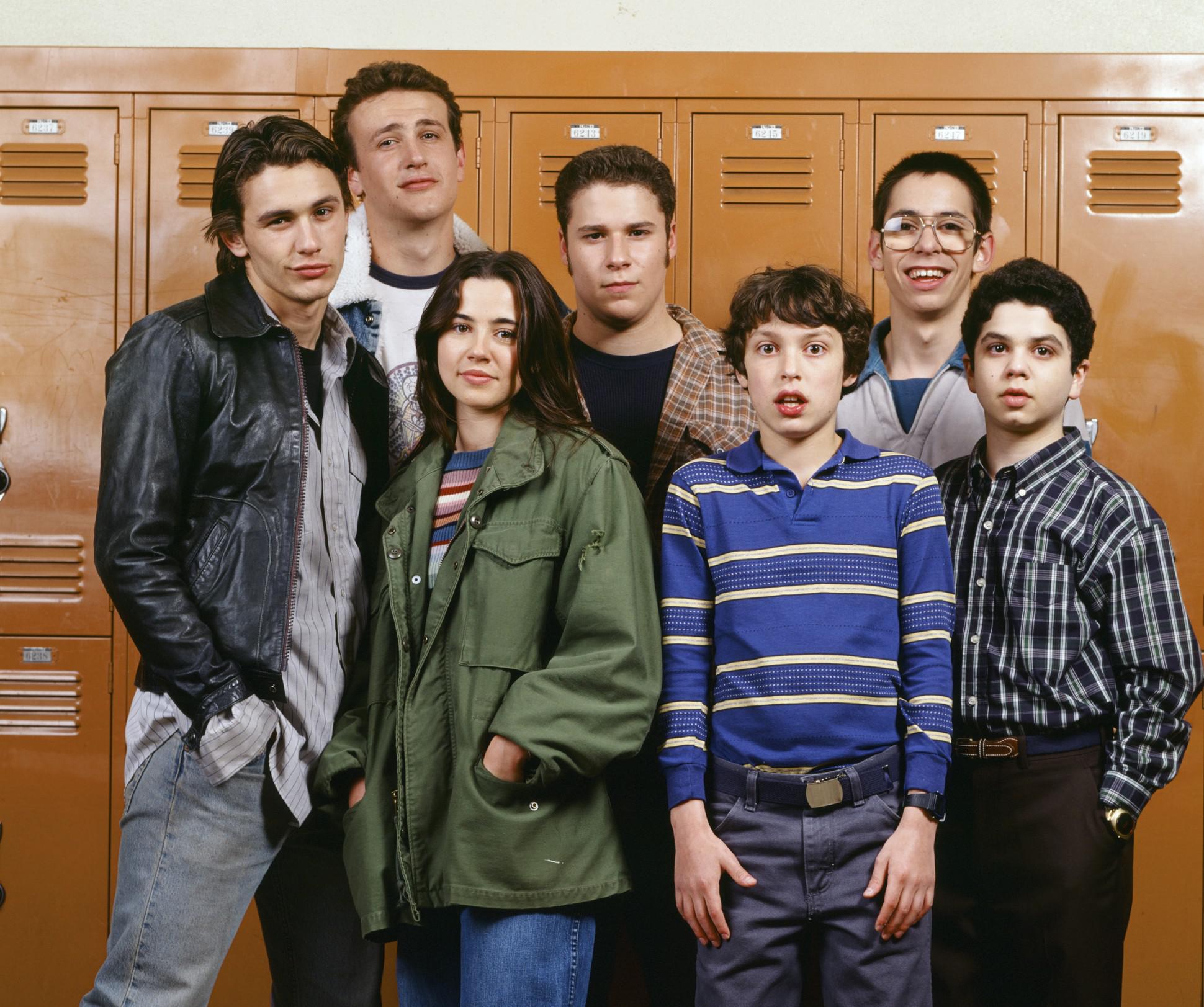 Freaks and Geeks cast in front of lockers HD Wallpaper