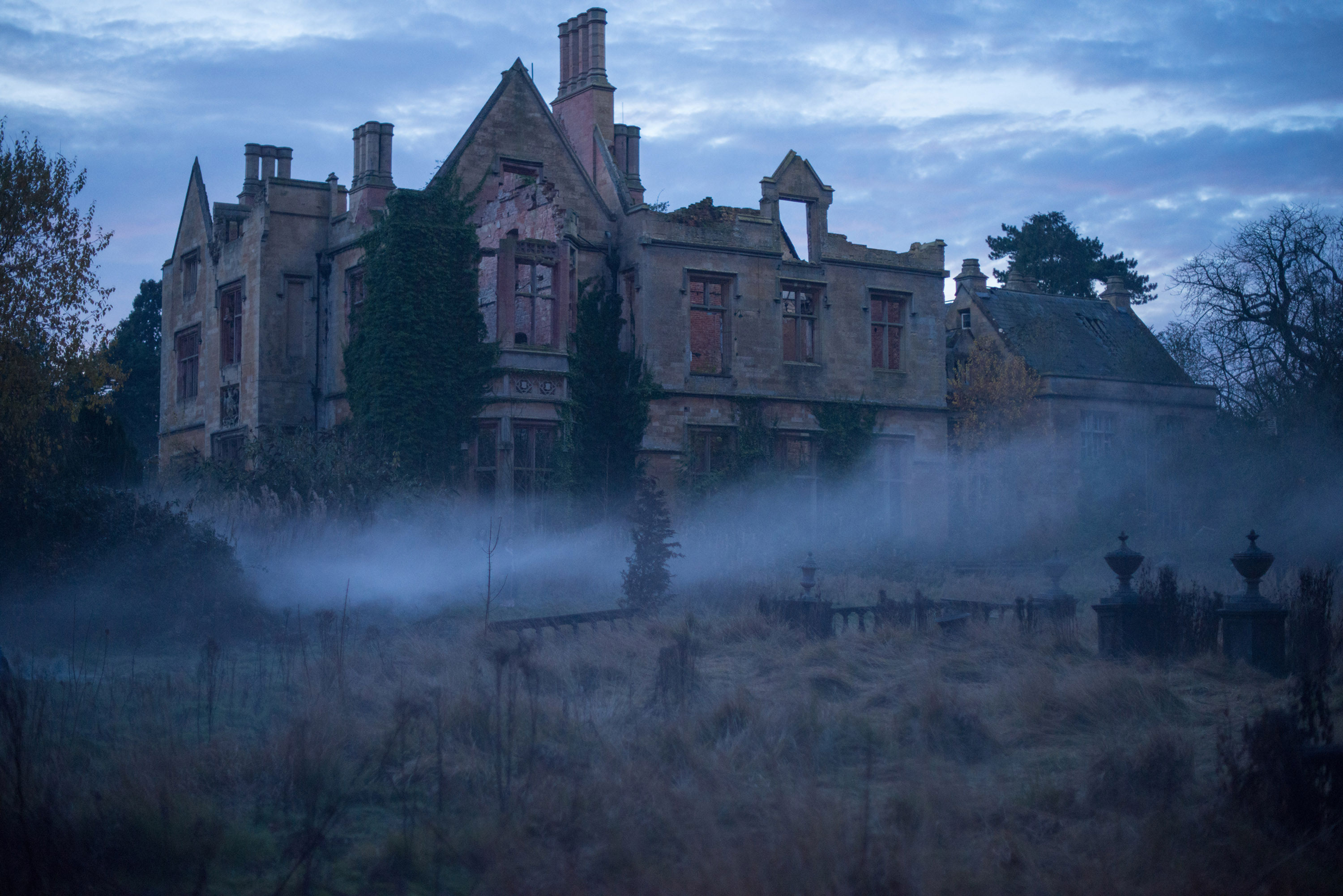 Eel Marsh House ruins in fog HD Wallpaper