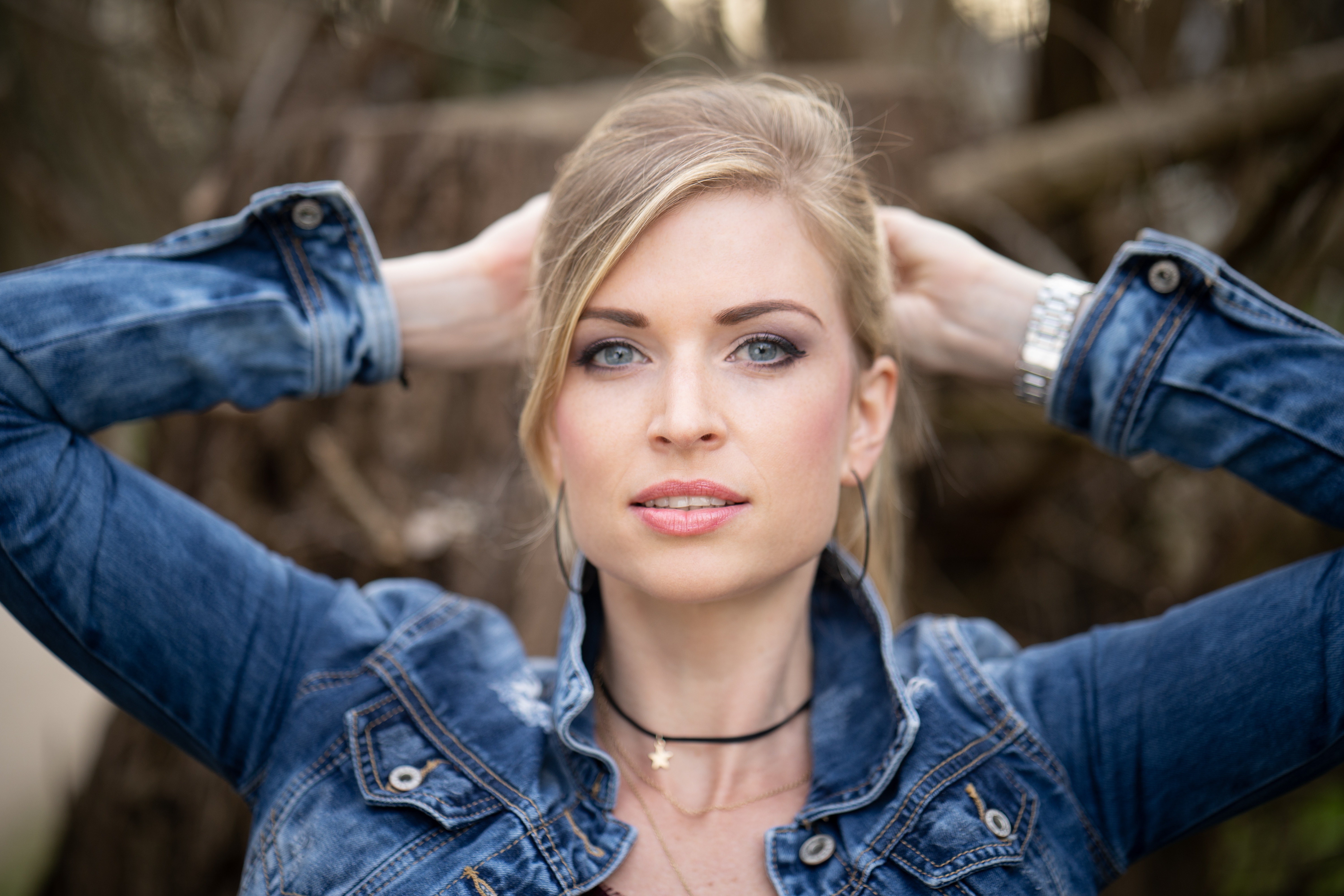 Woman with blonde hair and blue eyes wearing denim jacket HD Wallpaper