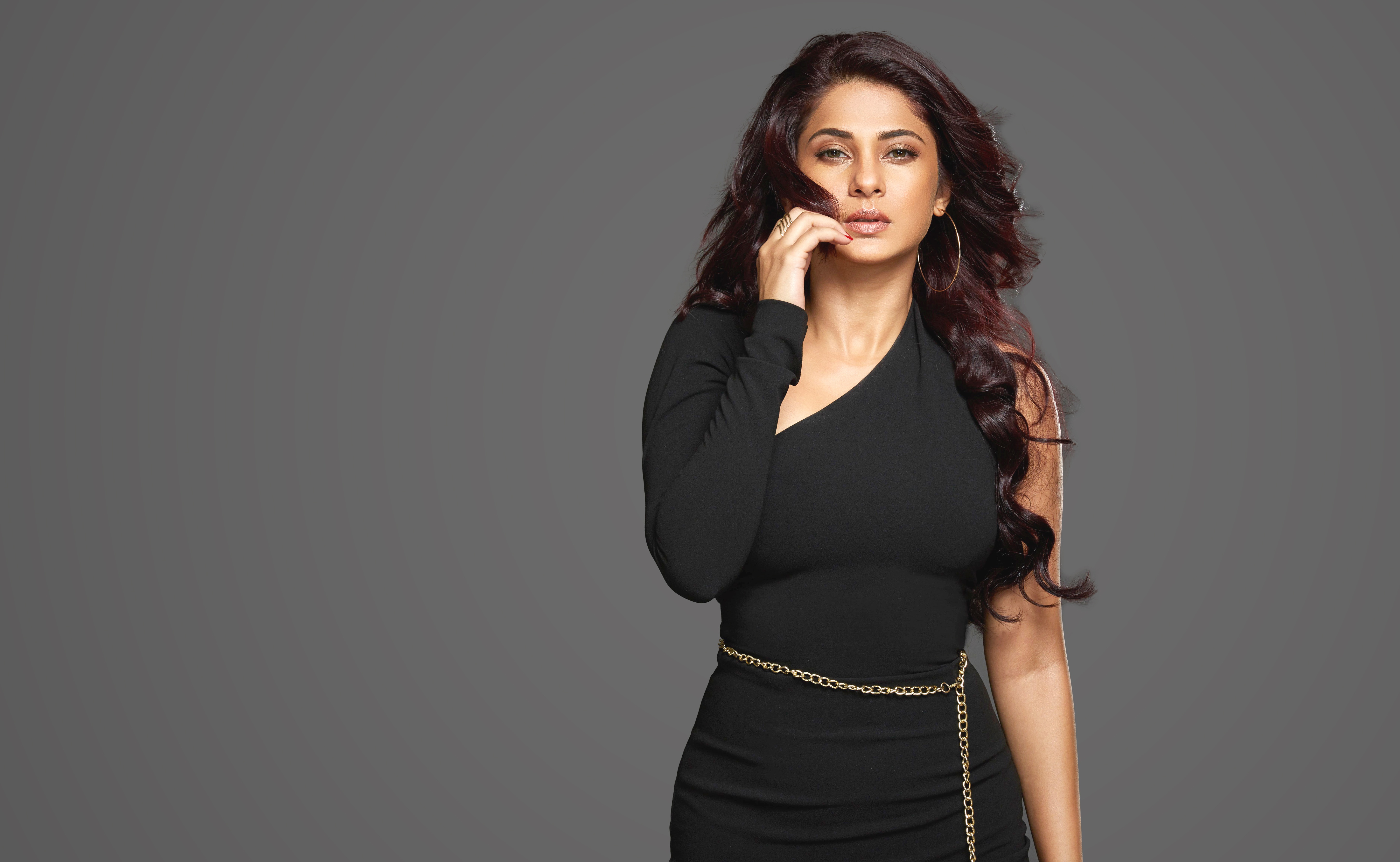 Jennifer Winget in a black dress with a gold chain belt HD Wallpaper