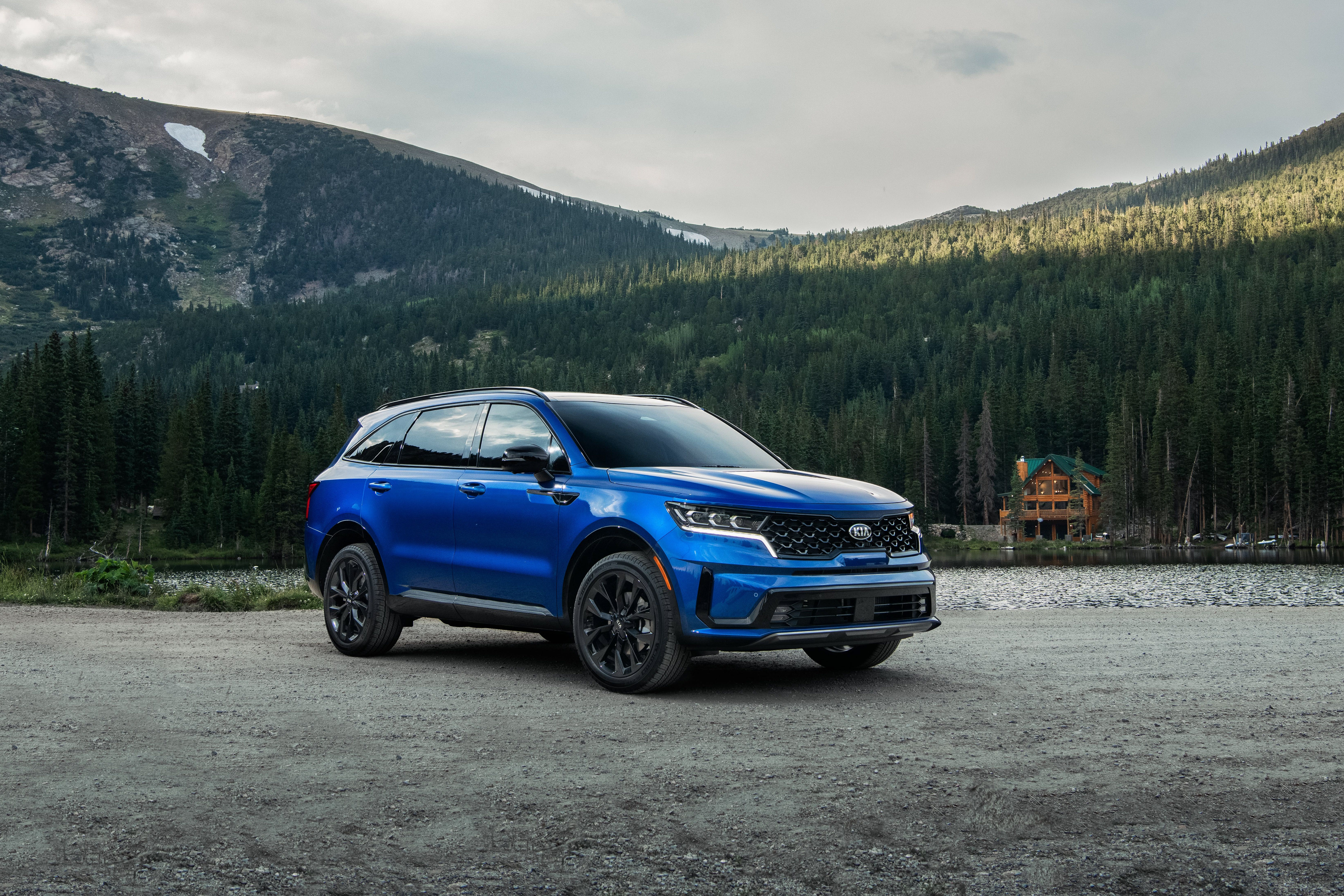 Blue Kia Sorento SUV parked by a lake HD Wallpaper